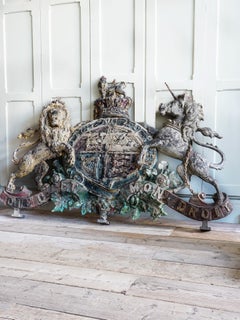 Großes gusseisernes königliches Wappen