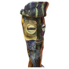 una grande maschera scultura in ceramica