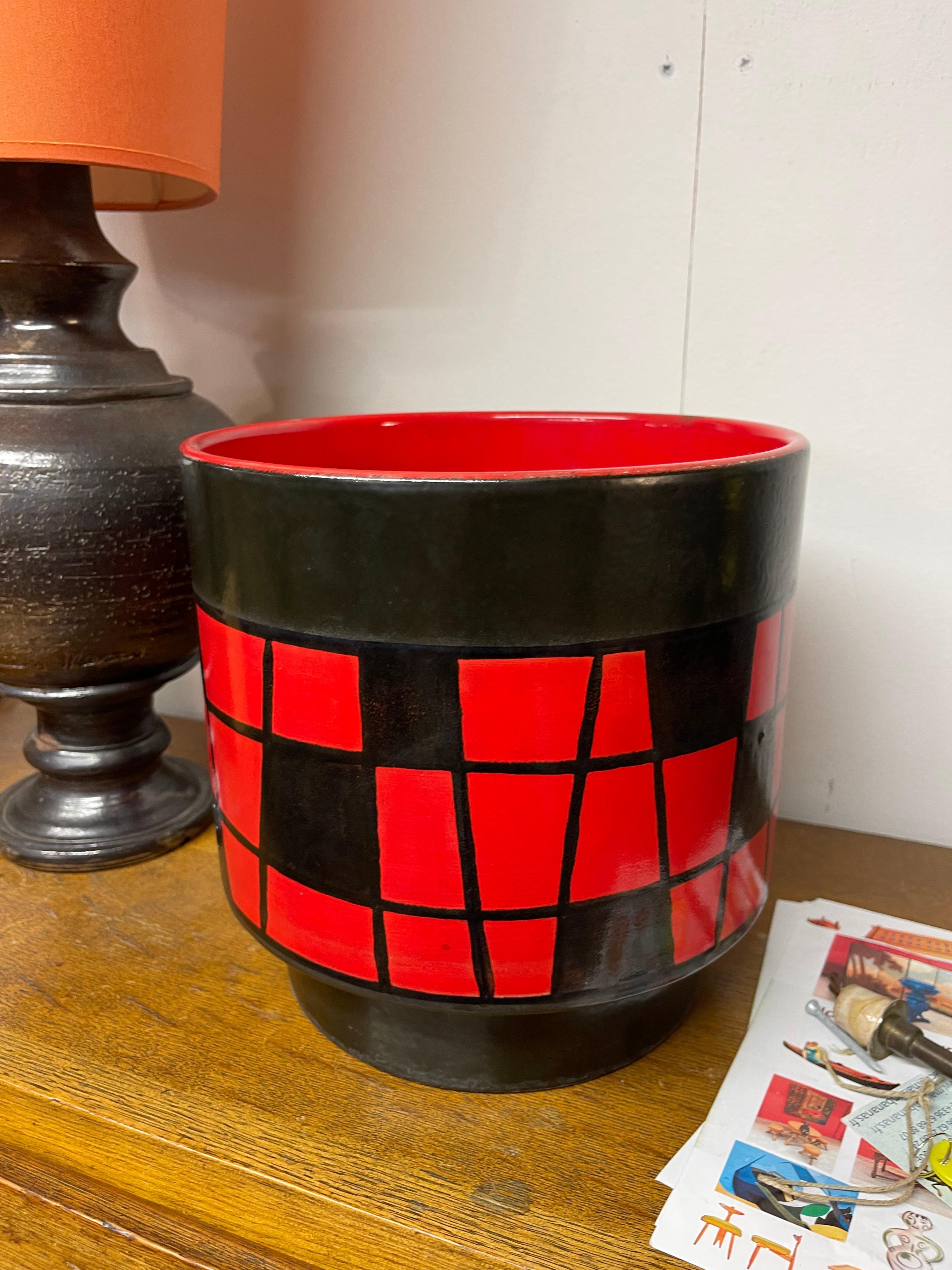 An Elchinger large black and red pot cover
Elchinger is a ceramic manufacture from Soufflenheim in Alsace France from 1834 to 2016.
