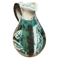 Un grande vaso in ceramica di Danikowski, che ha collaborato con Guillerme et Chambron