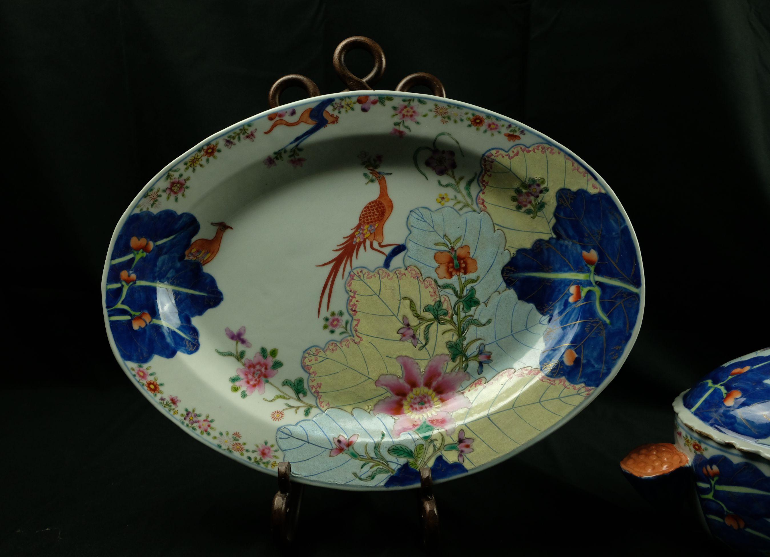 A Very fine quality Chinese antique porcelain tureen painted in vivid Famille rose enamels in classic Tobacco Leaf Style. Tobacco Leaf, one of the most prized of Chinese Export patterns, in the 1770s. This piece was painted with a colorful and warm