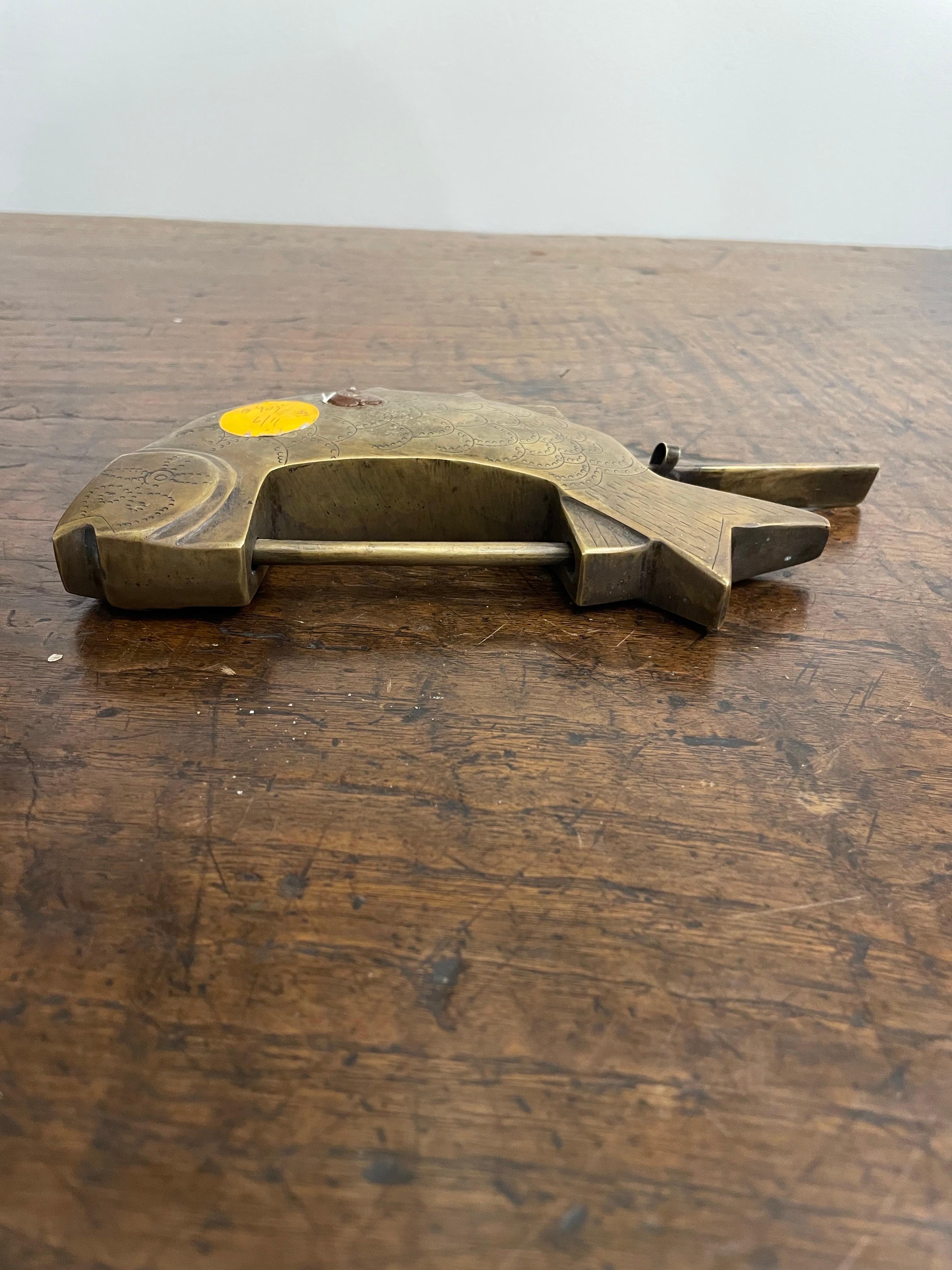 A Large Chinese Brass Fish Lock with Key, Early 20th Century In Good Condition For Sale In ARMADALE, VIC