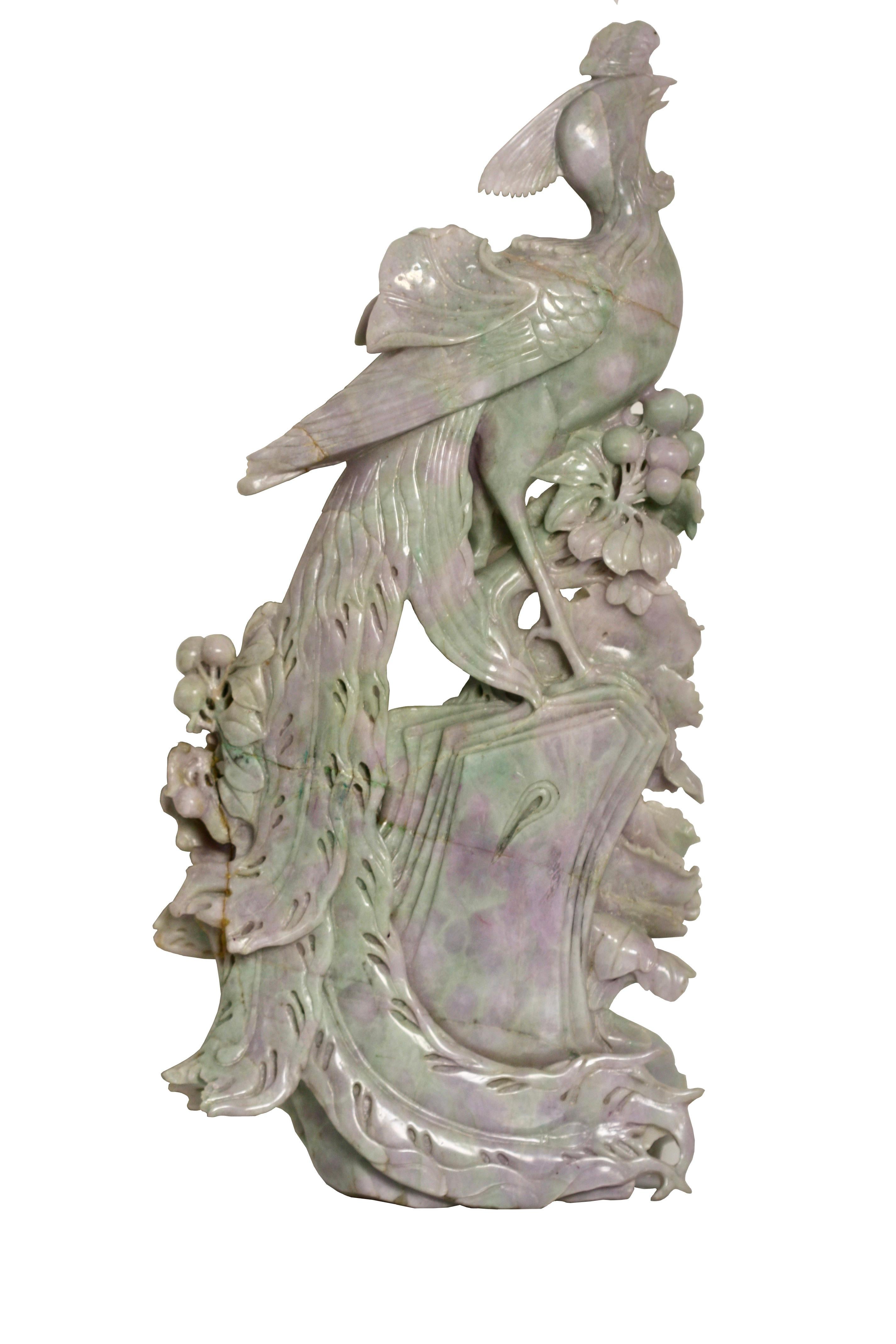 Grande figurine chinoise en jadéite lavande sculptée représentant un 