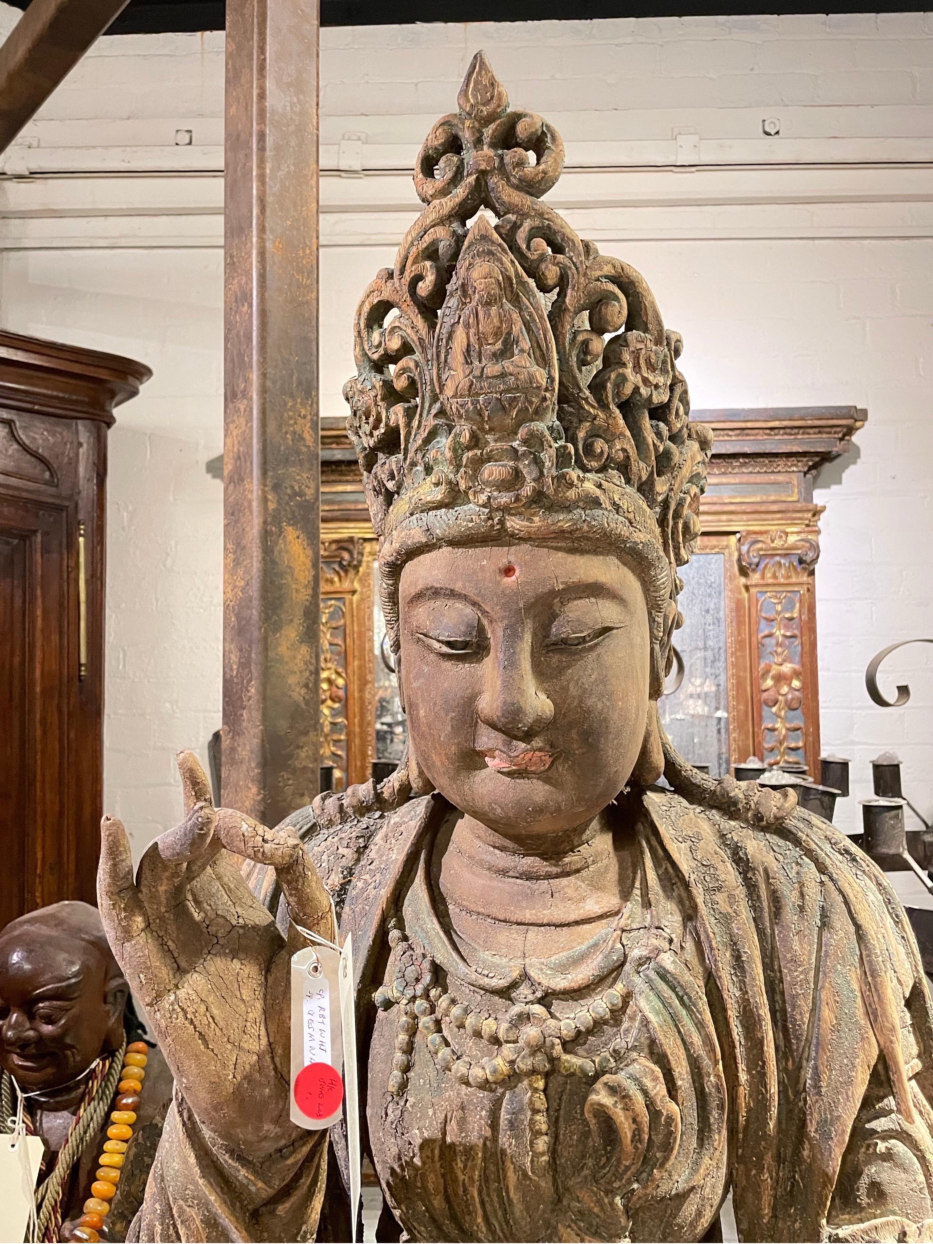 Gran figura china tallada en madera de Guanyin, finales de la dinastía Qing Chino en venta