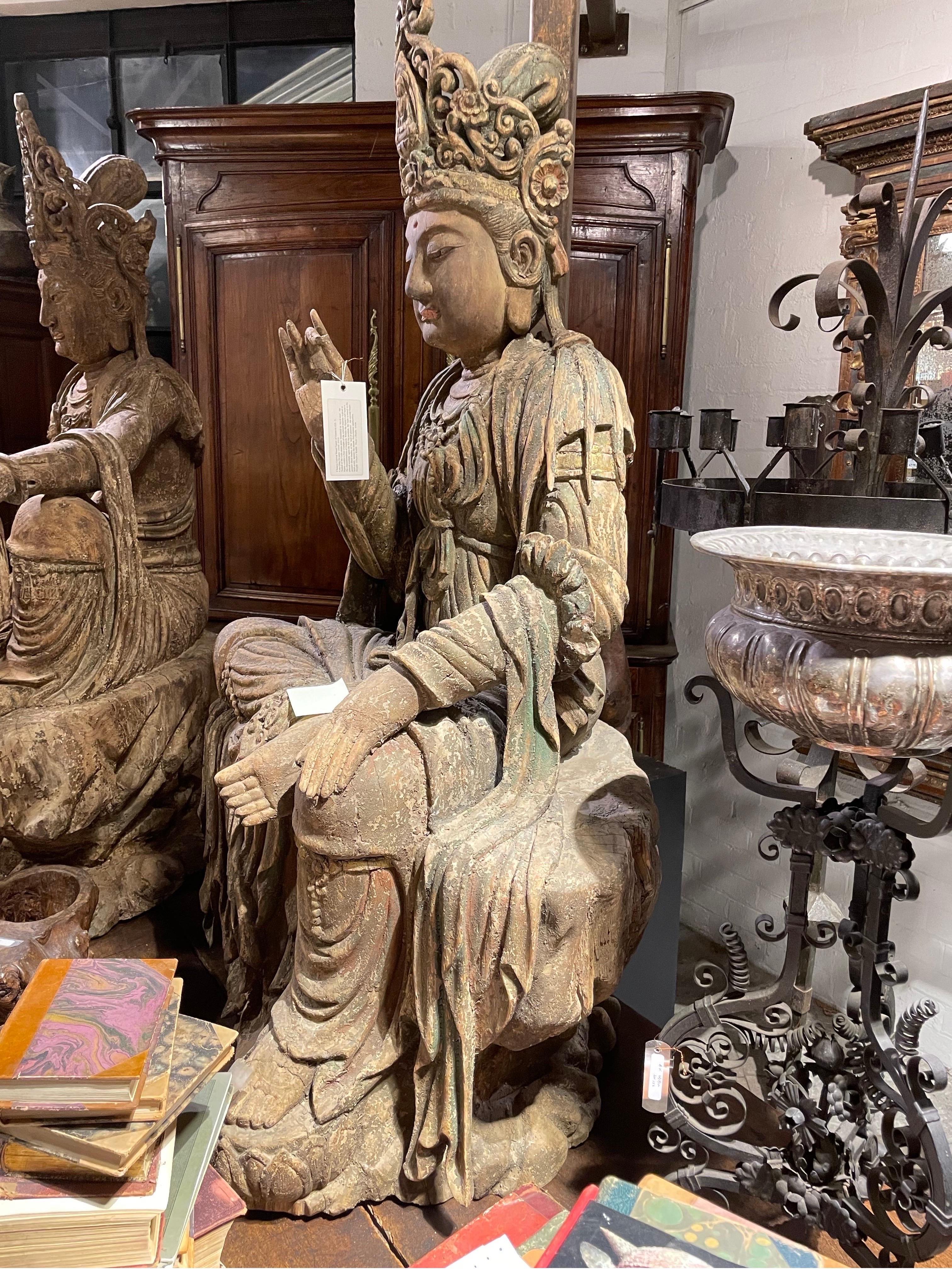 Gran figura china tallada en madera de Guanyin, finales de la dinastía Qing Tallado a mano en venta