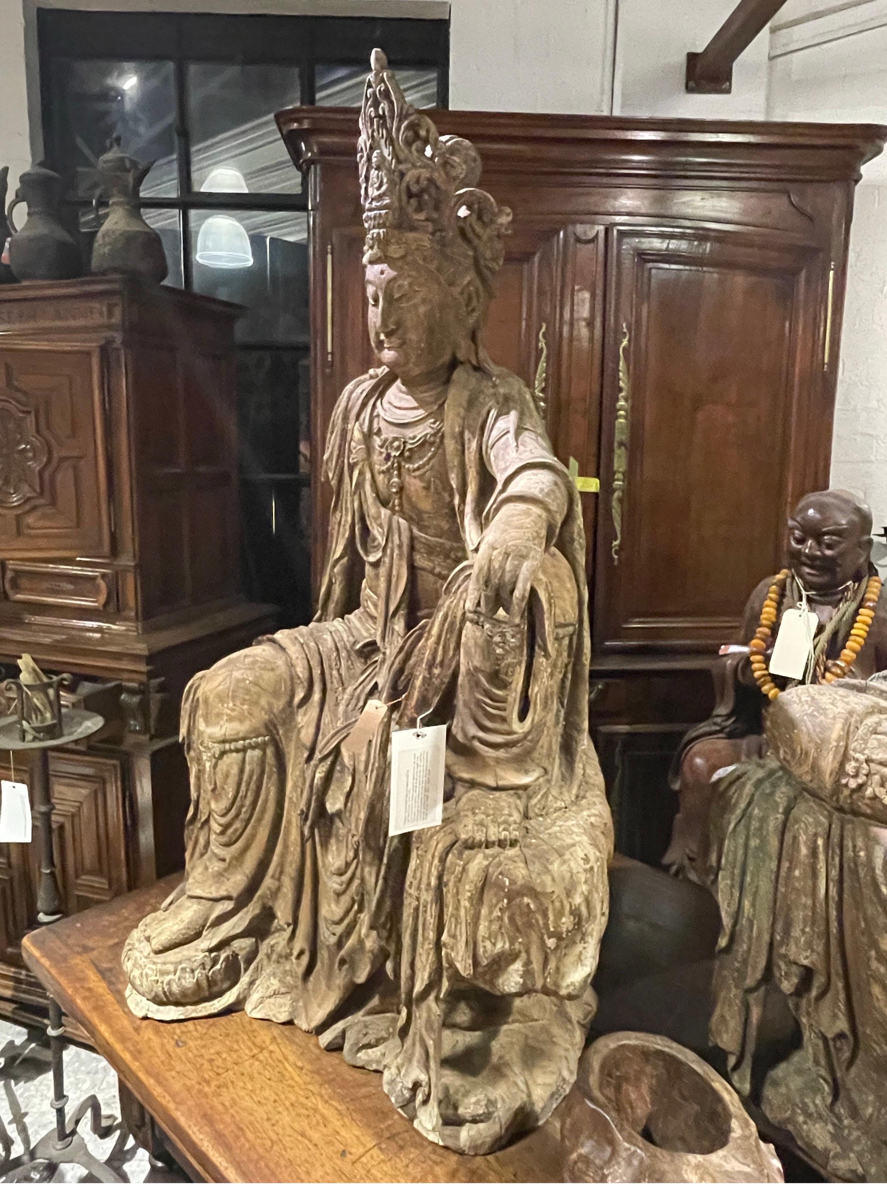 A Large Chinese Carved Wood Figure of Guanyin, Late Qing Dynasty In Good Condition For Sale In ARMADALE, VIC