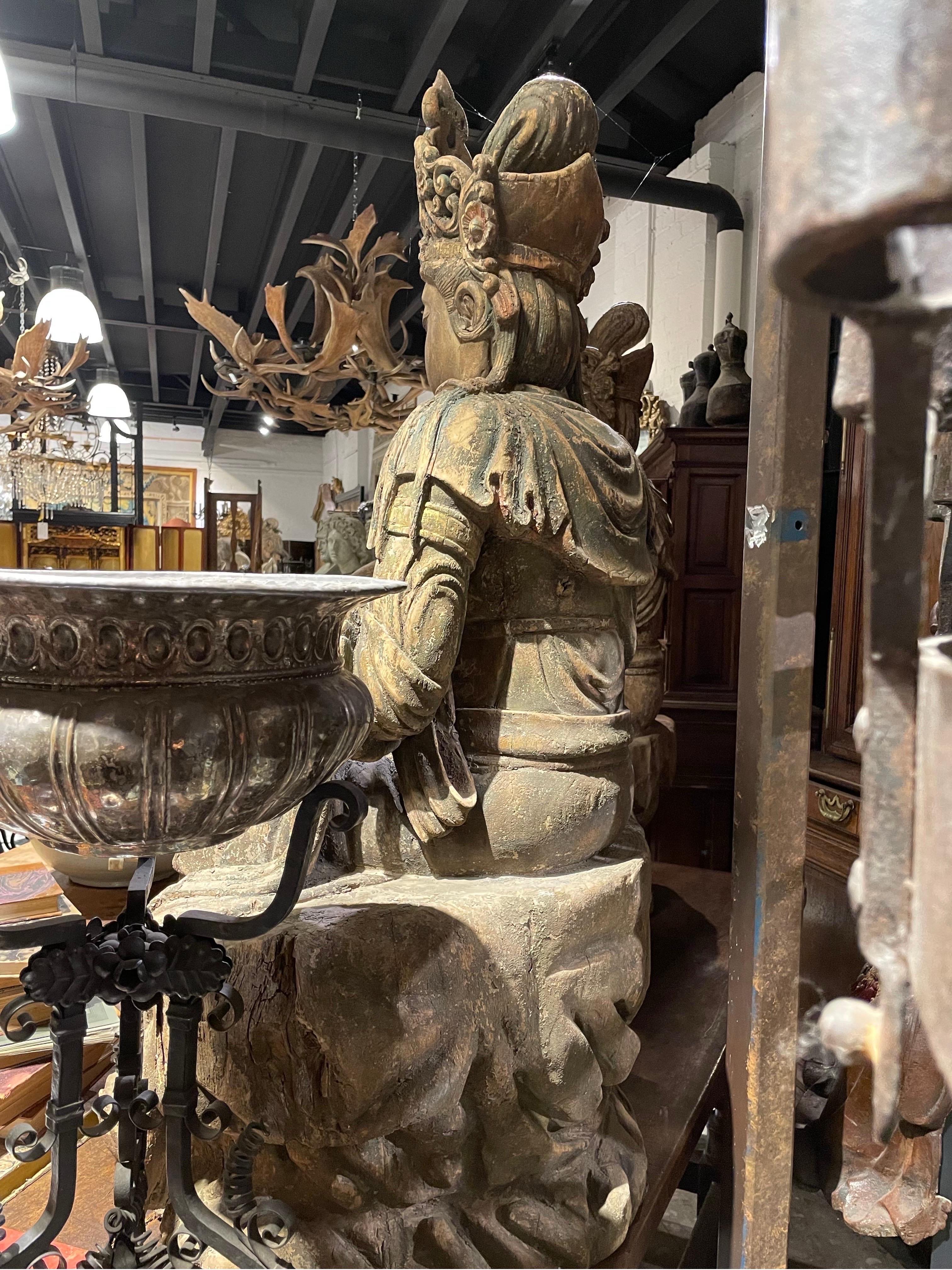 Gran figura china tallada en madera de Guanyin, finales de la dinastía Qing en Bueno estado para la venta en ARMADALE, VIC