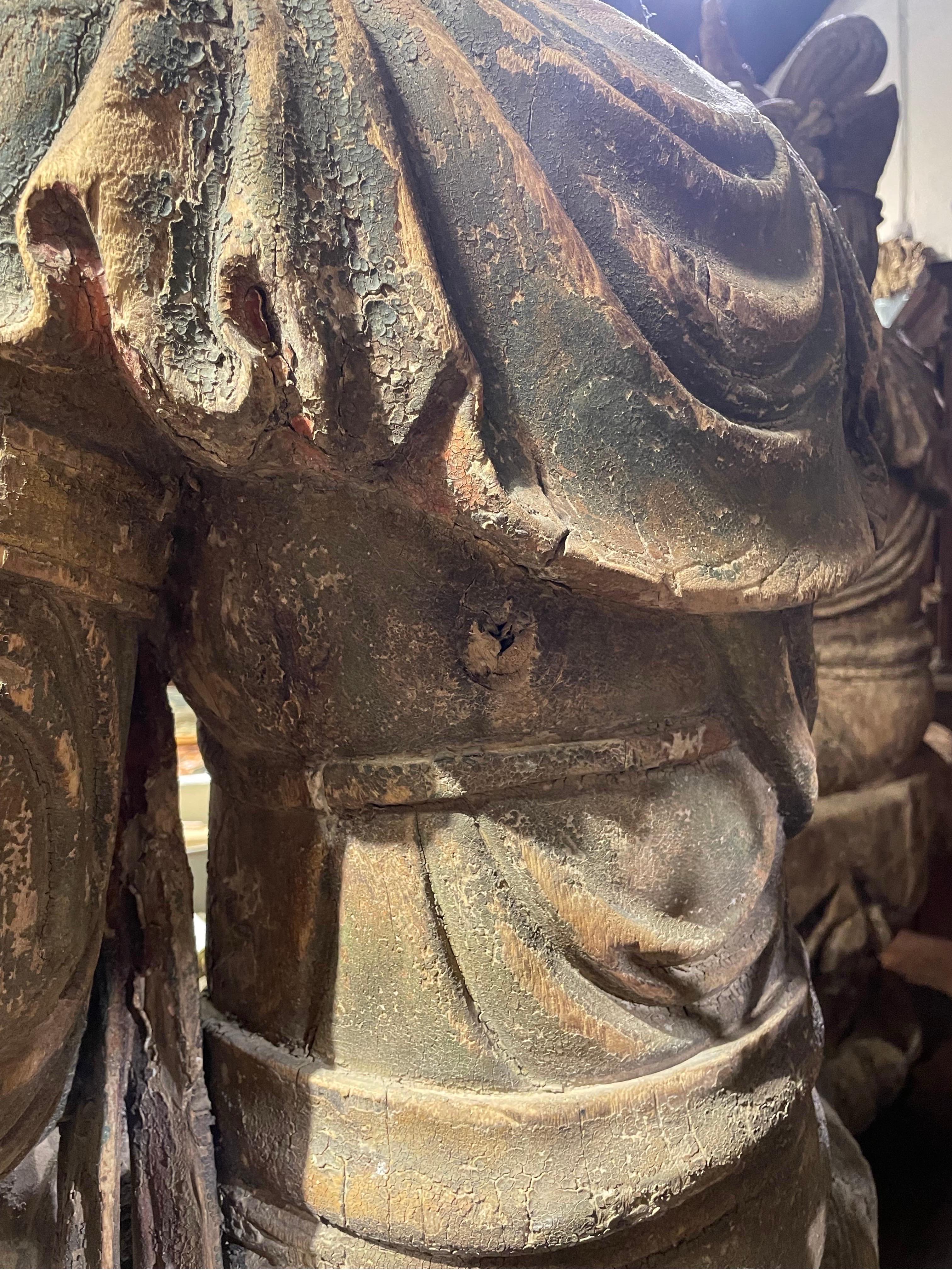Gran figura china tallada en madera de Guanyin, finales de la dinastía Qing siglo XIX en venta