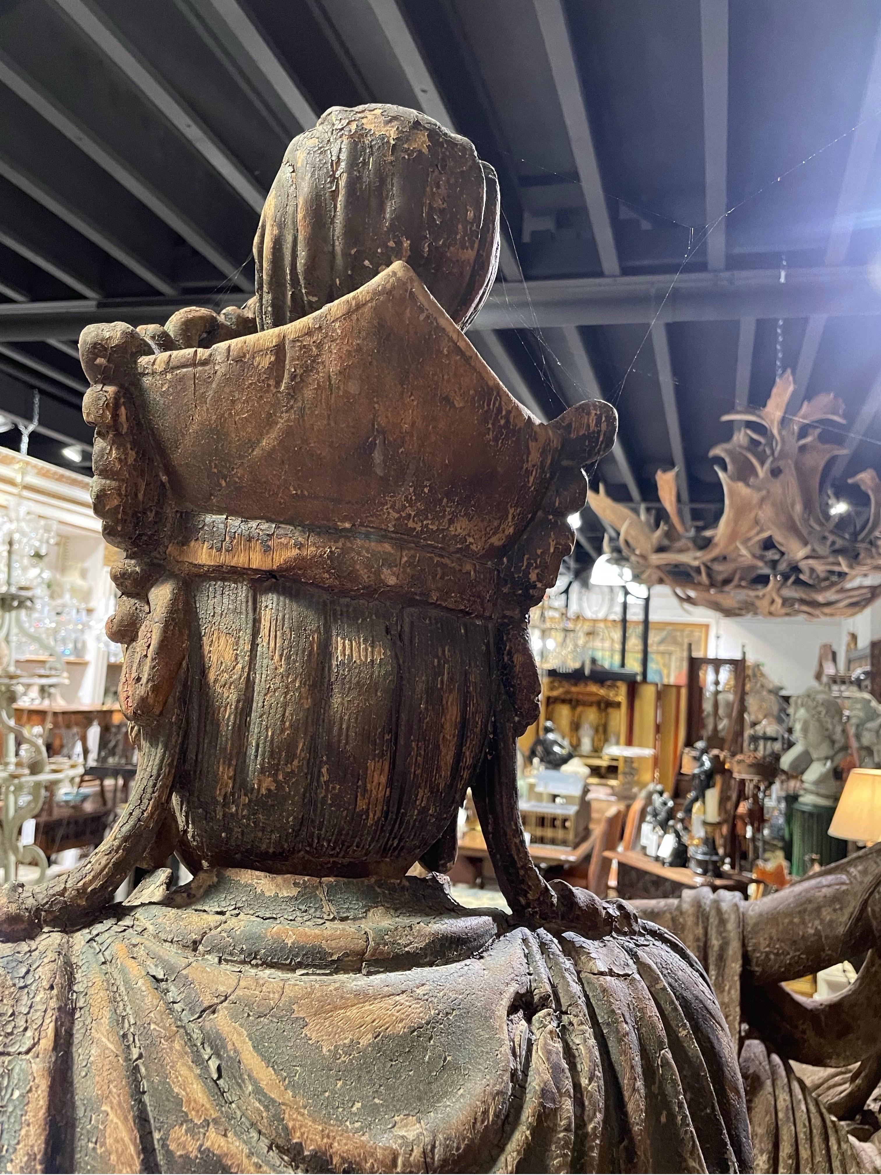 Gran figura china tallada en madera de Guanyin, finales de la dinastía Qing en venta 1