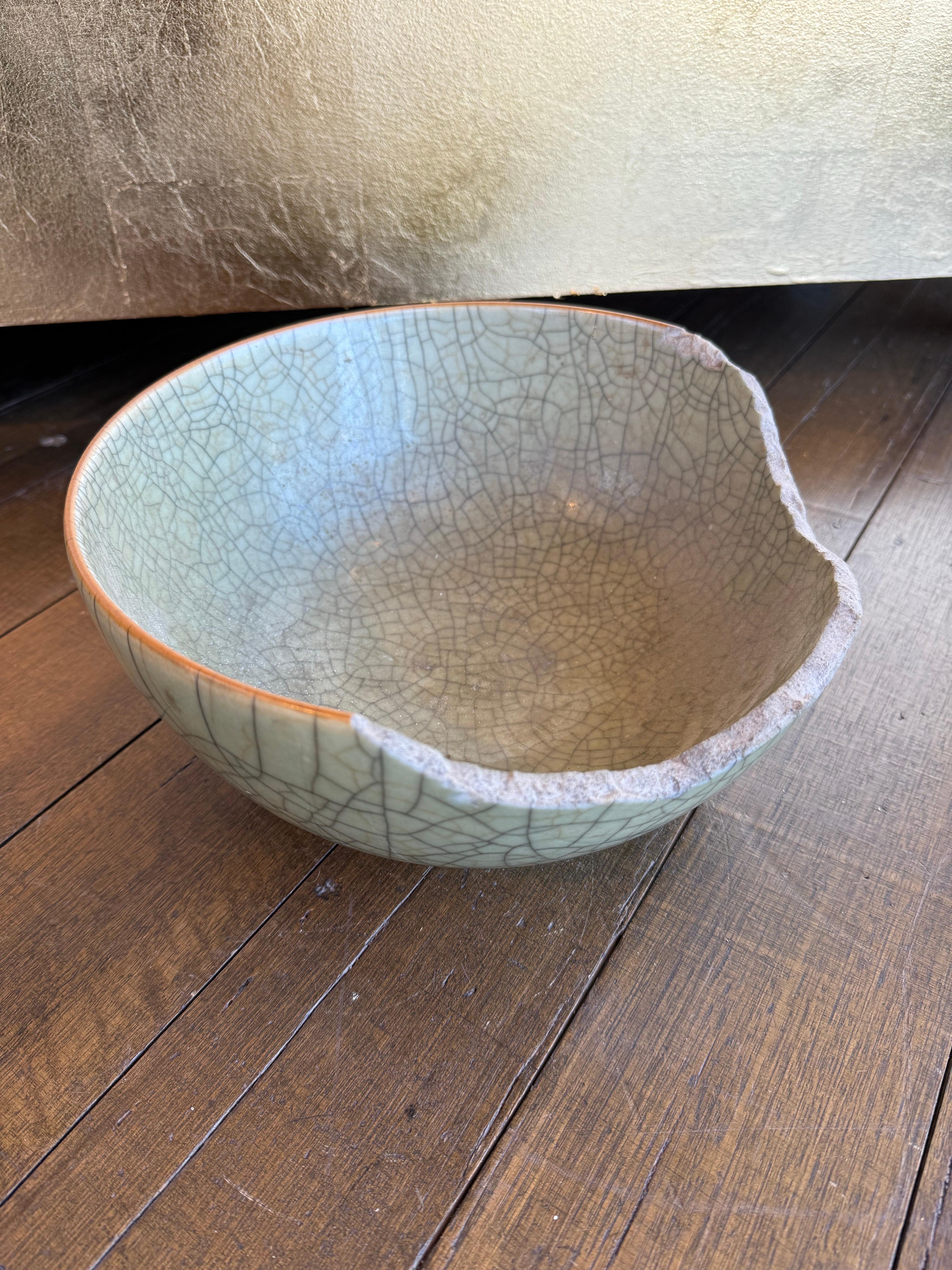 Große chinesische Celadon-Schale mit Crackle-Glasur (A/F), Qing-Dynastie, 18. im Angebot 3