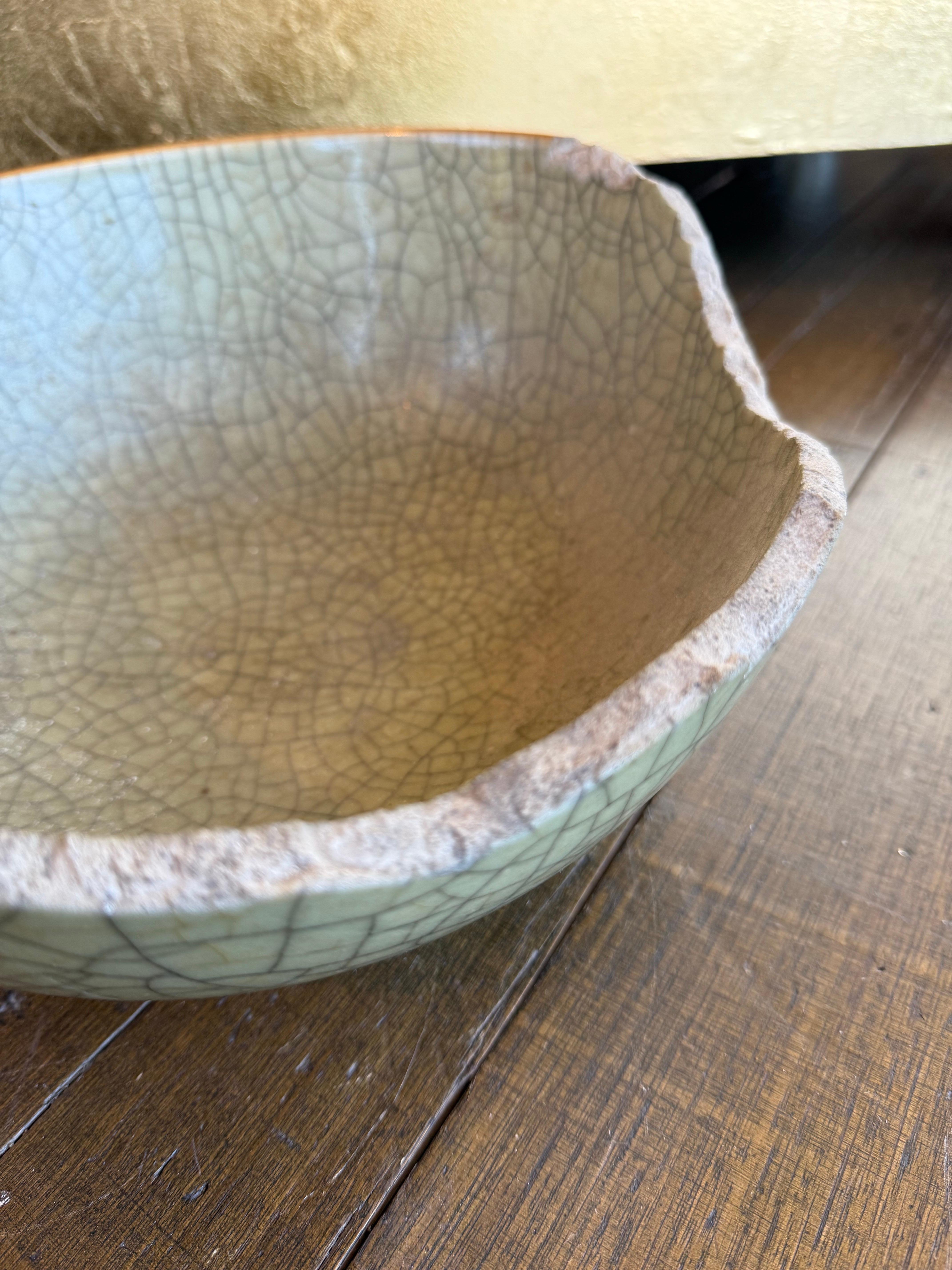 Große chinesische Celadon-Schale mit Crackle-Glasur (A/F), Qing-Dynastie, 18. im Angebot 4