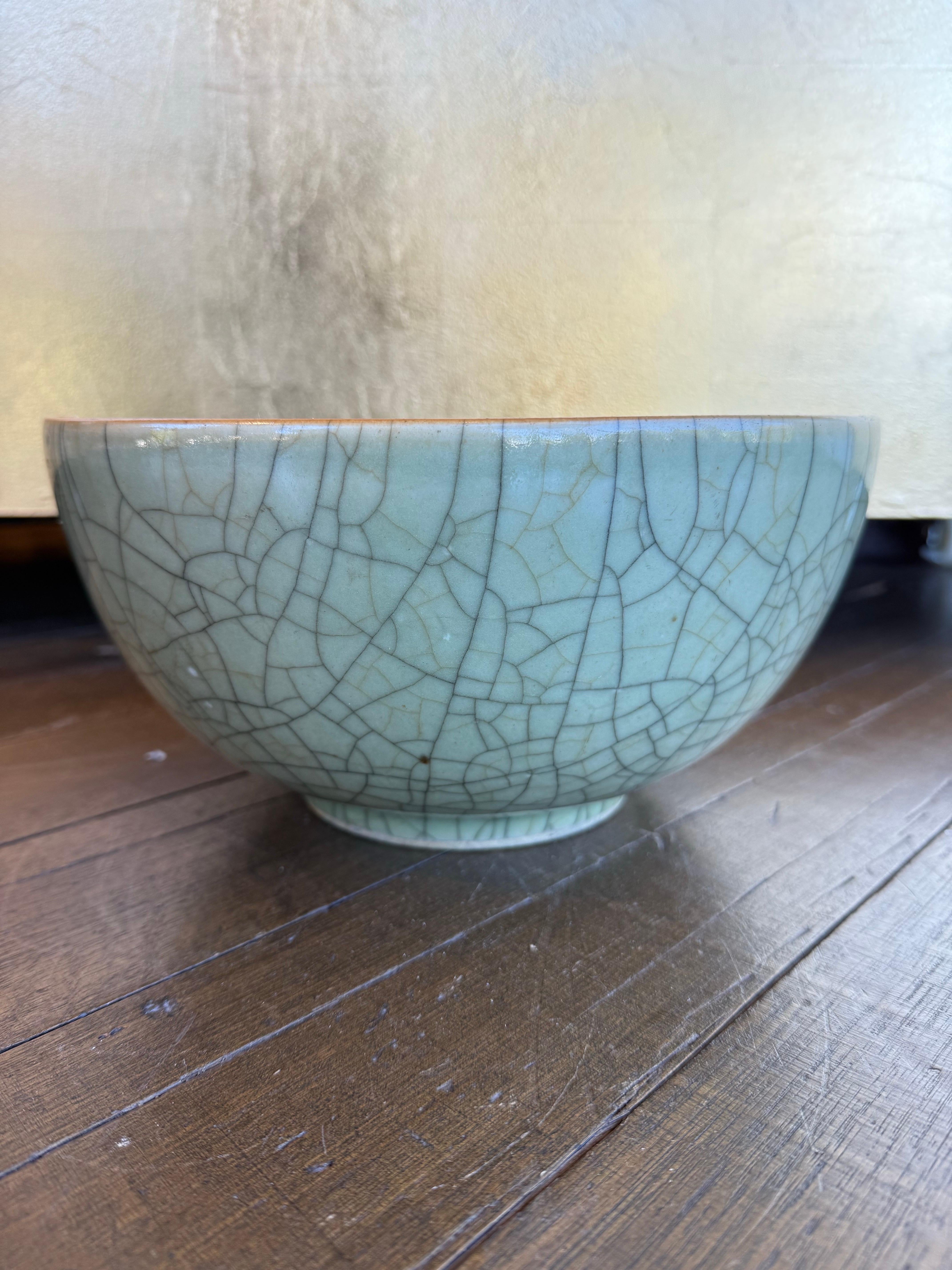 Große chinesische Celadon-Schale mit Crackle-Glasur (A/F), Qing-Dynastie, 18.

Beschreibung:
Die Schale ist mit einer Seladonglasur überzogen, die mit einem komplexen Netz aus hellen und dunklen Craquelés durchzogen ist.

Provenienz: Private