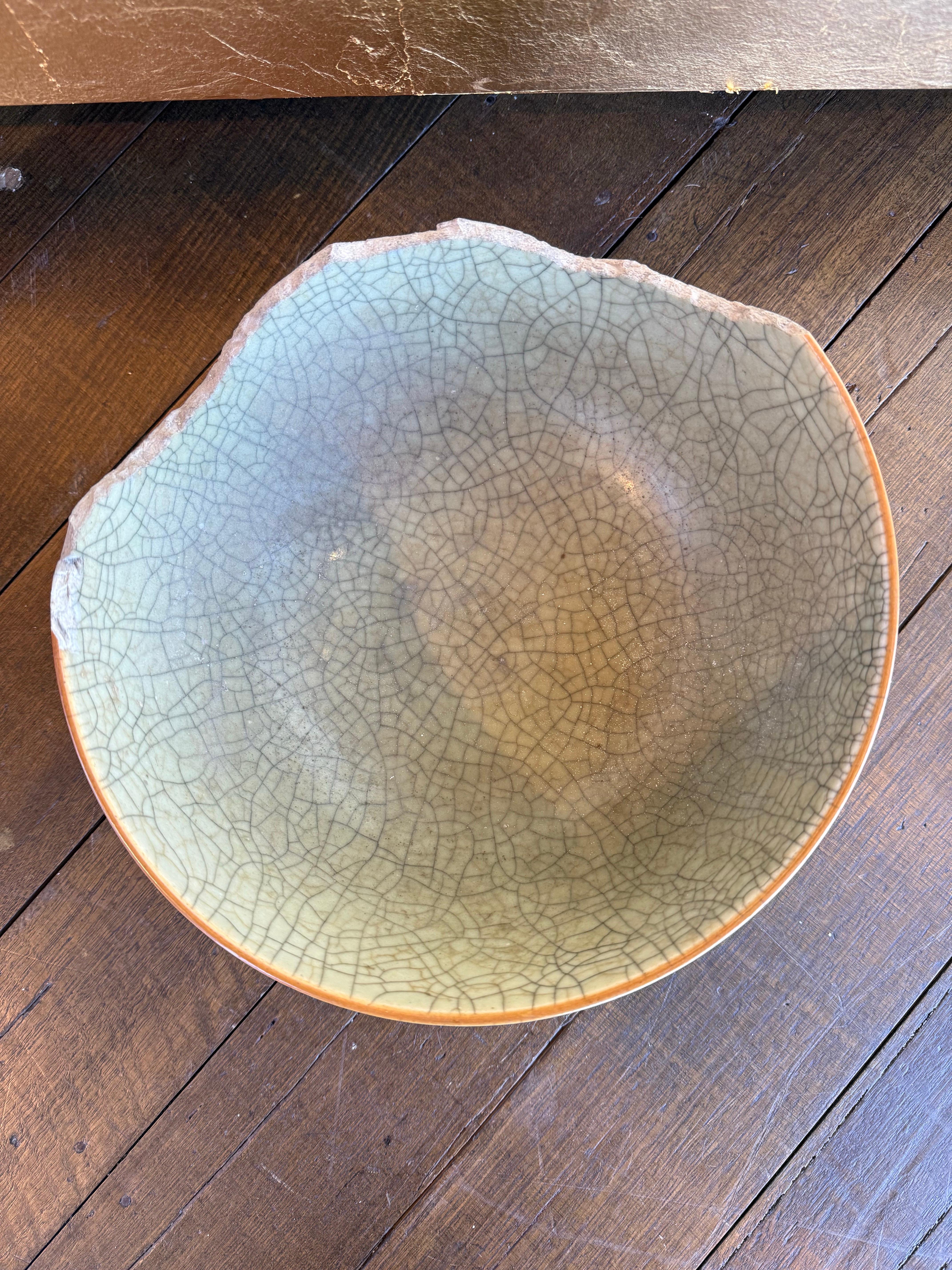 Große chinesische Celadon-Schale mit Crackle-Glasur (A/F), Qing-Dynastie, 18. (Chinesisch) im Angebot