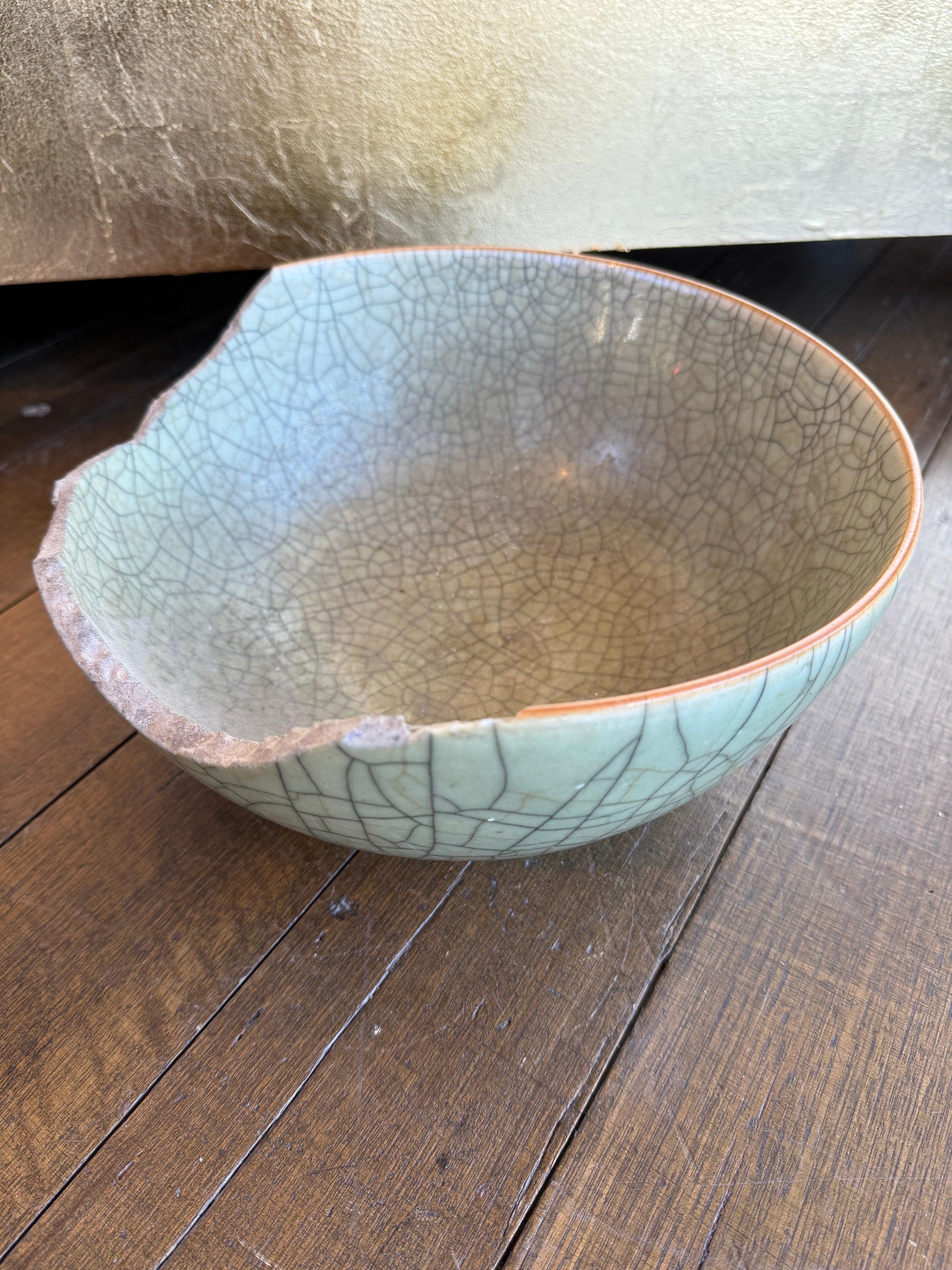 Große chinesische Celadon-Schale mit Crackle-Glasur (A/F), Qing-Dynastie, 18. (Handgefertigt) im Angebot