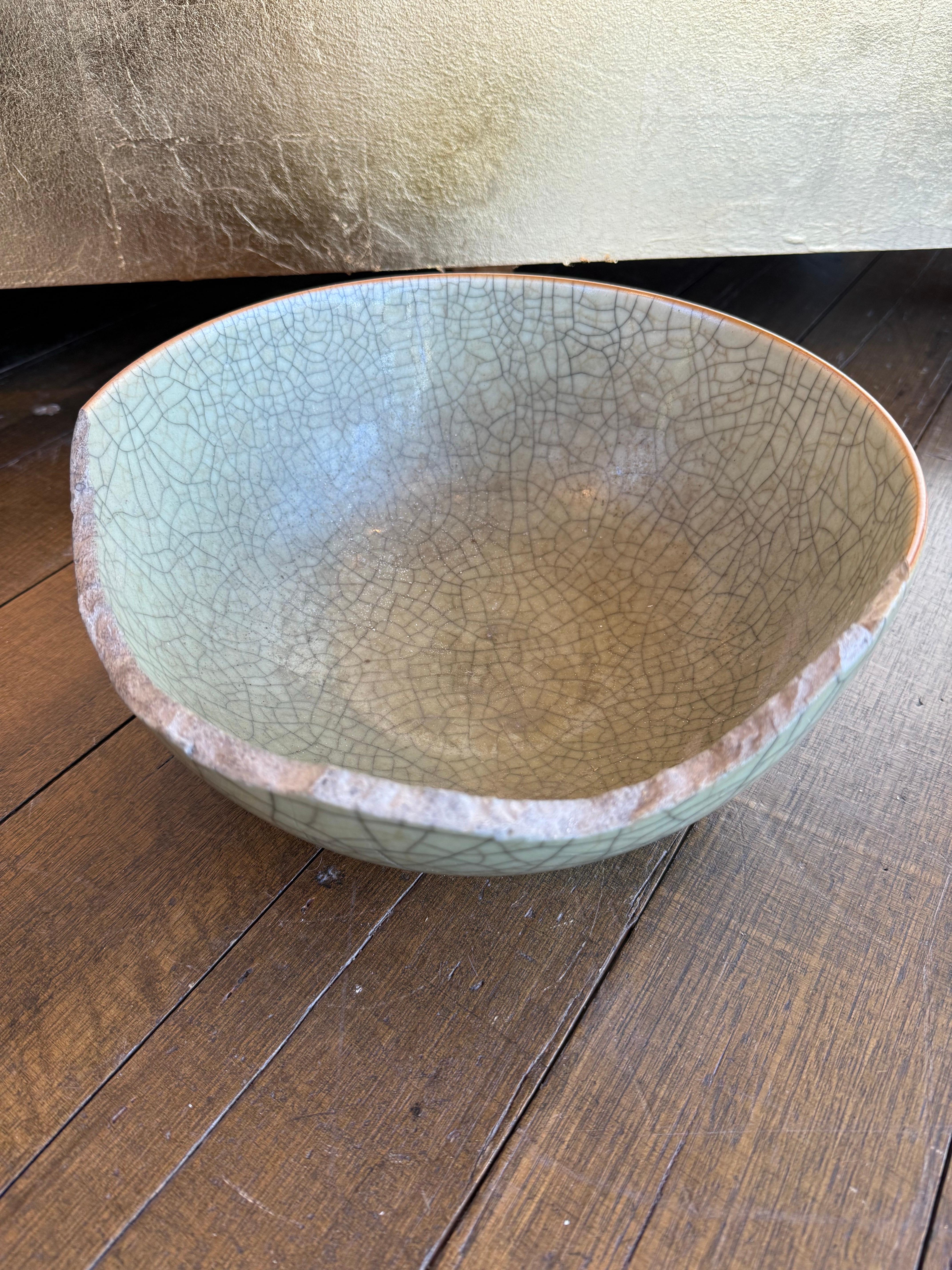 Große chinesische Celadon-Schale mit Crackle-Glasur (A/F), Qing-Dynastie, 18. im Zustand „Starke Gebrauchsspuren“ im Angebot in ARMADALE, VIC