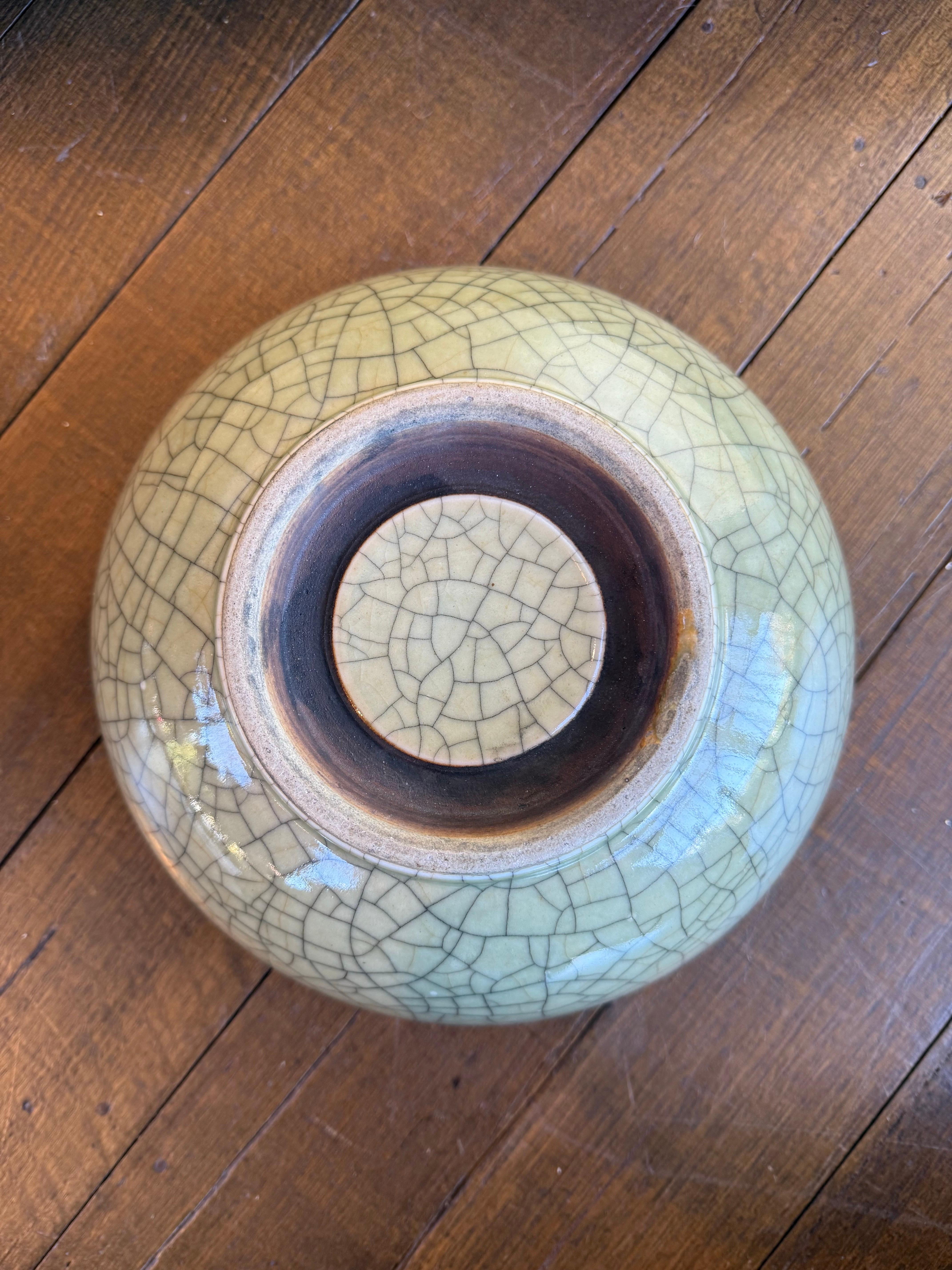 Große chinesische Celadon-Schale mit Crackle-Glasur (A/F), Qing-Dynastie, 18. (18. Jahrhundert und früher) im Angebot