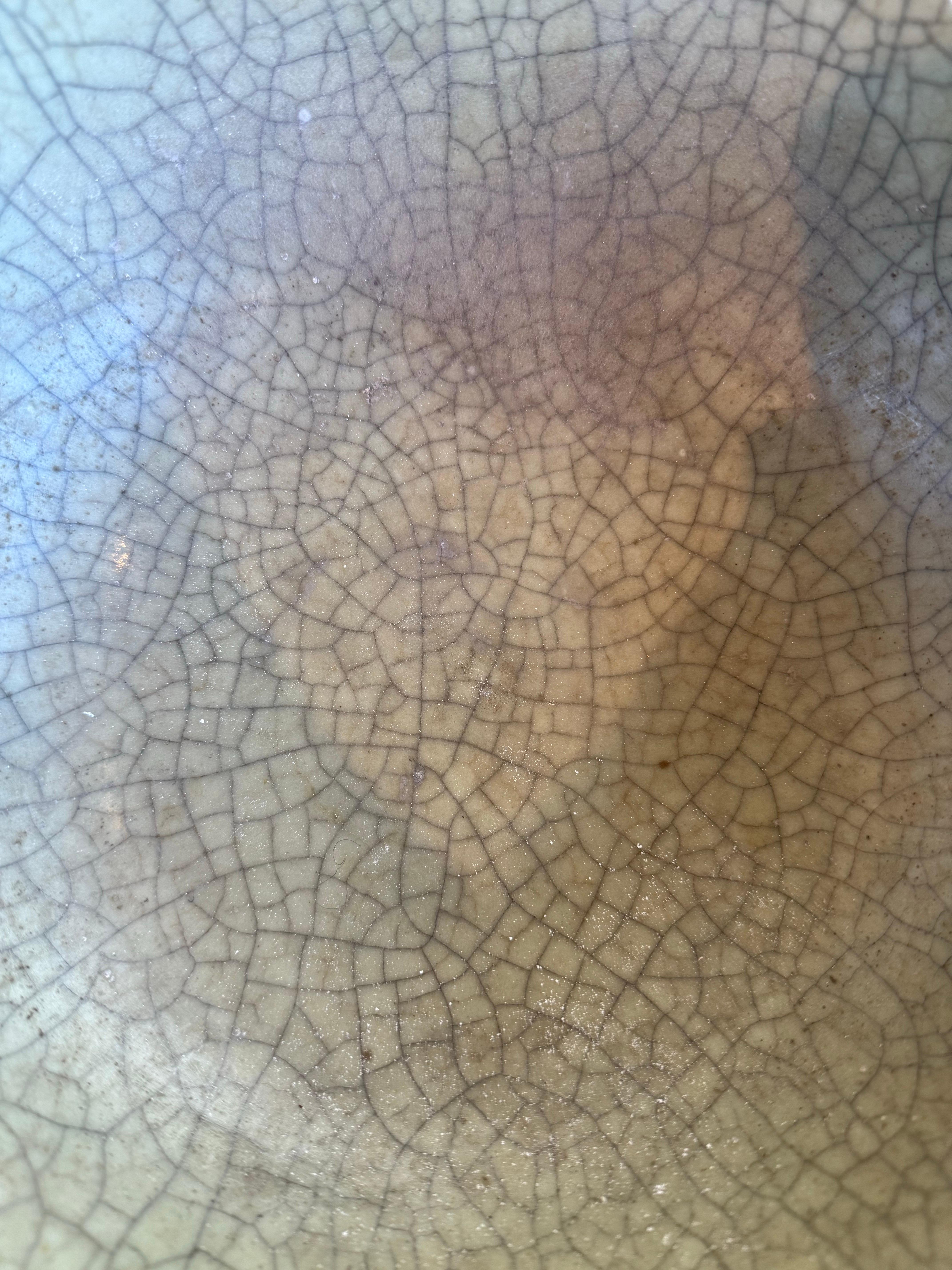 Große chinesische Celadon-Schale mit Crackle-Glasur (A/F), Qing-Dynastie, 18. (Keramik) im Angebot