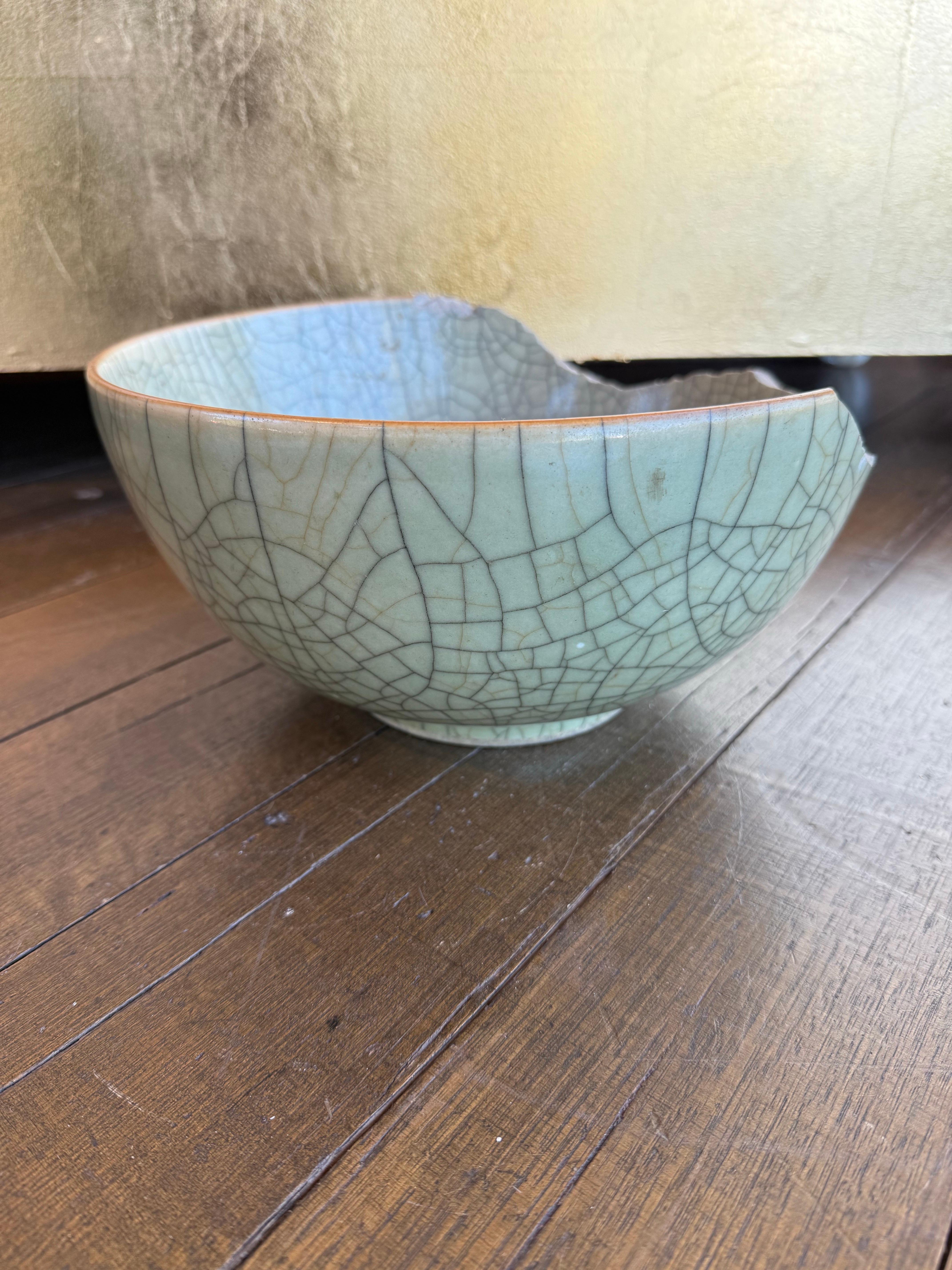 Große chinesische Celadon-Schale mit Crackle-Glasur (A/F), Qing-Dynastie, 18. im Angebot 1
