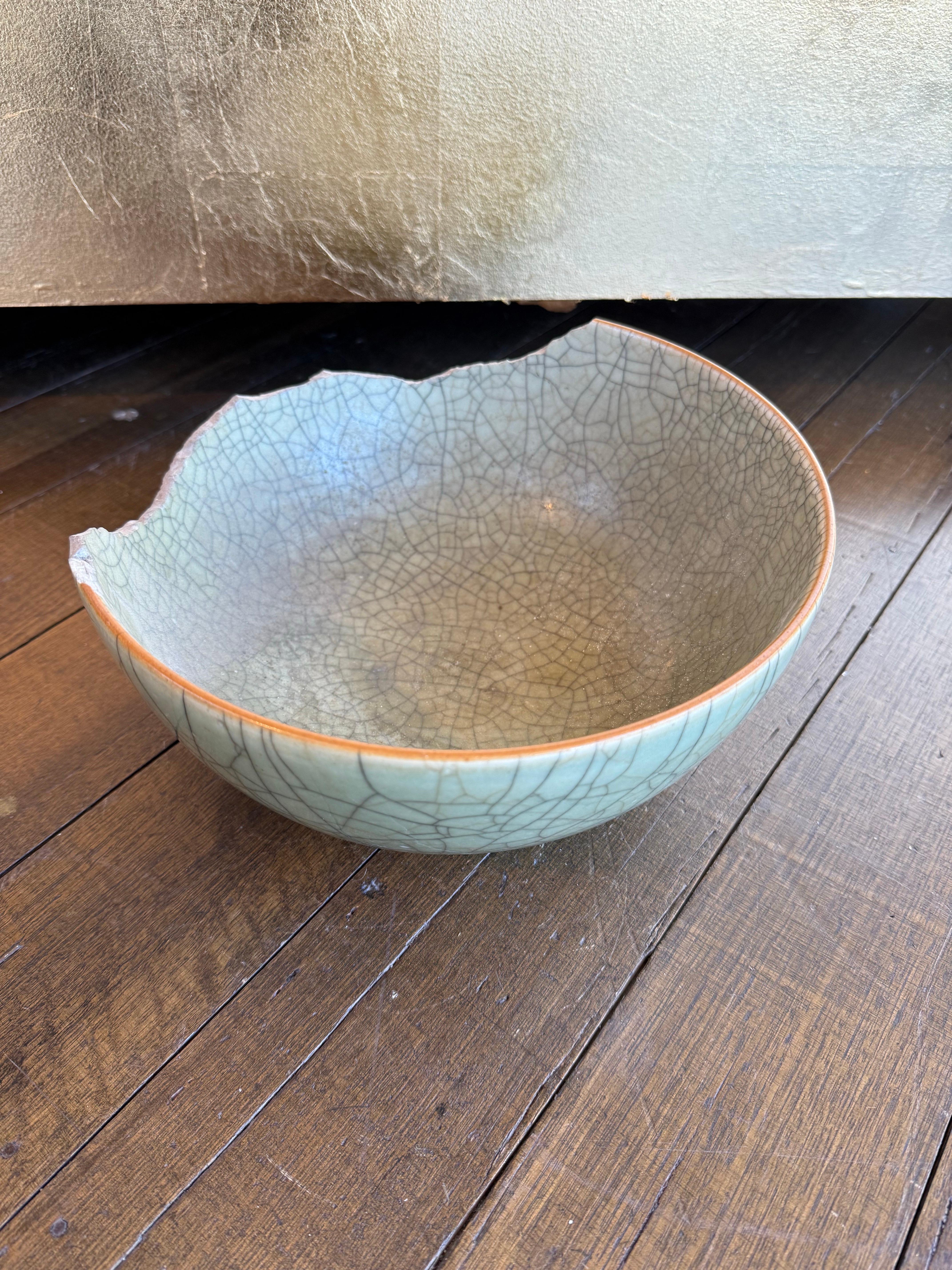 Große chinesische Celadon-Schale mit Crackle-Glasur (A/F), Qing-Dynastie, 18. im Angebot 2