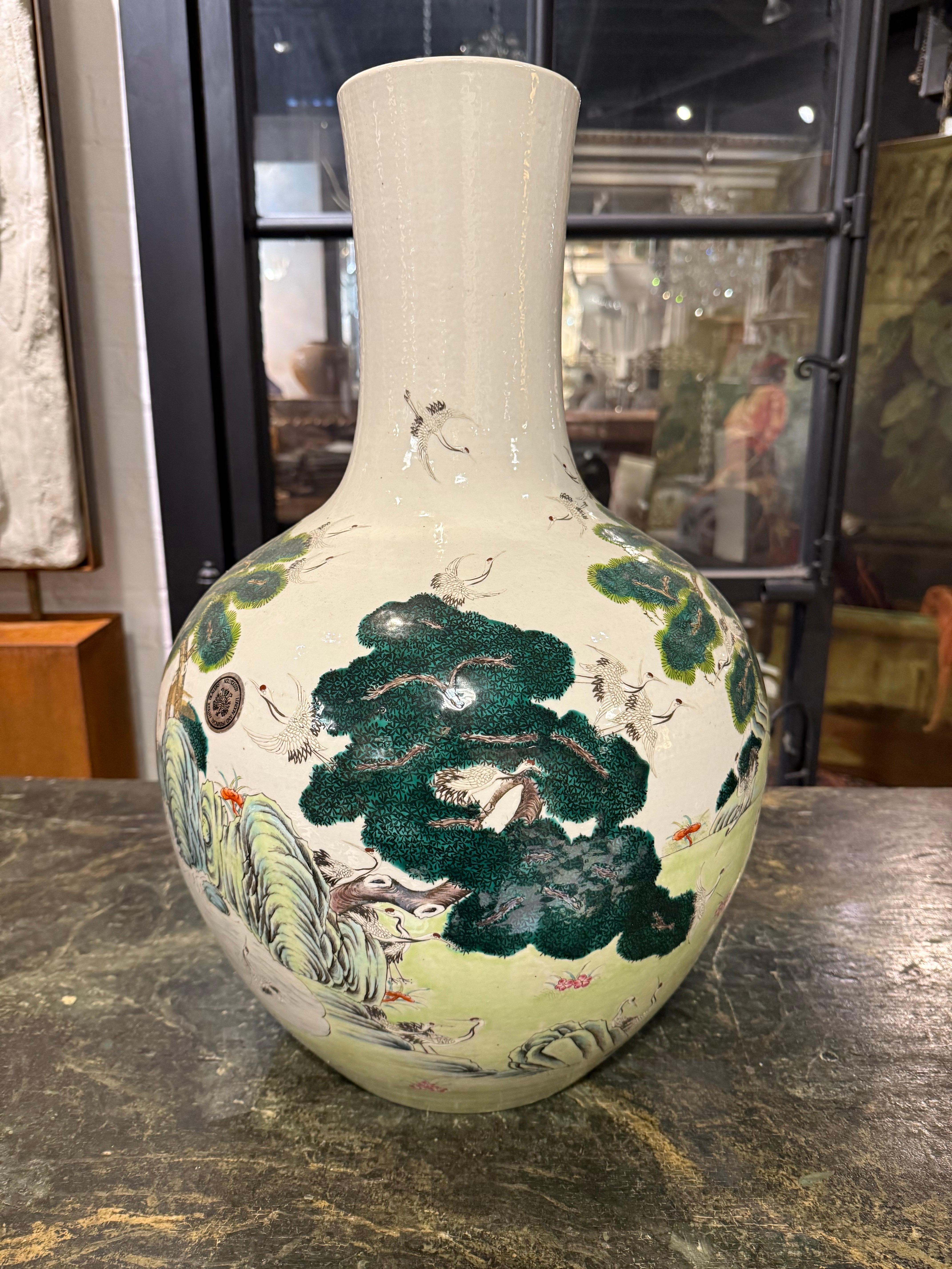 Grande vaso cinese in ceramica Famille Rose con marchio, XIX secolo

Provenienza: Collezione privata di Hong Kong.

Dimensioni:
Altezza: 54 cm.
Diametro: 33 cm.