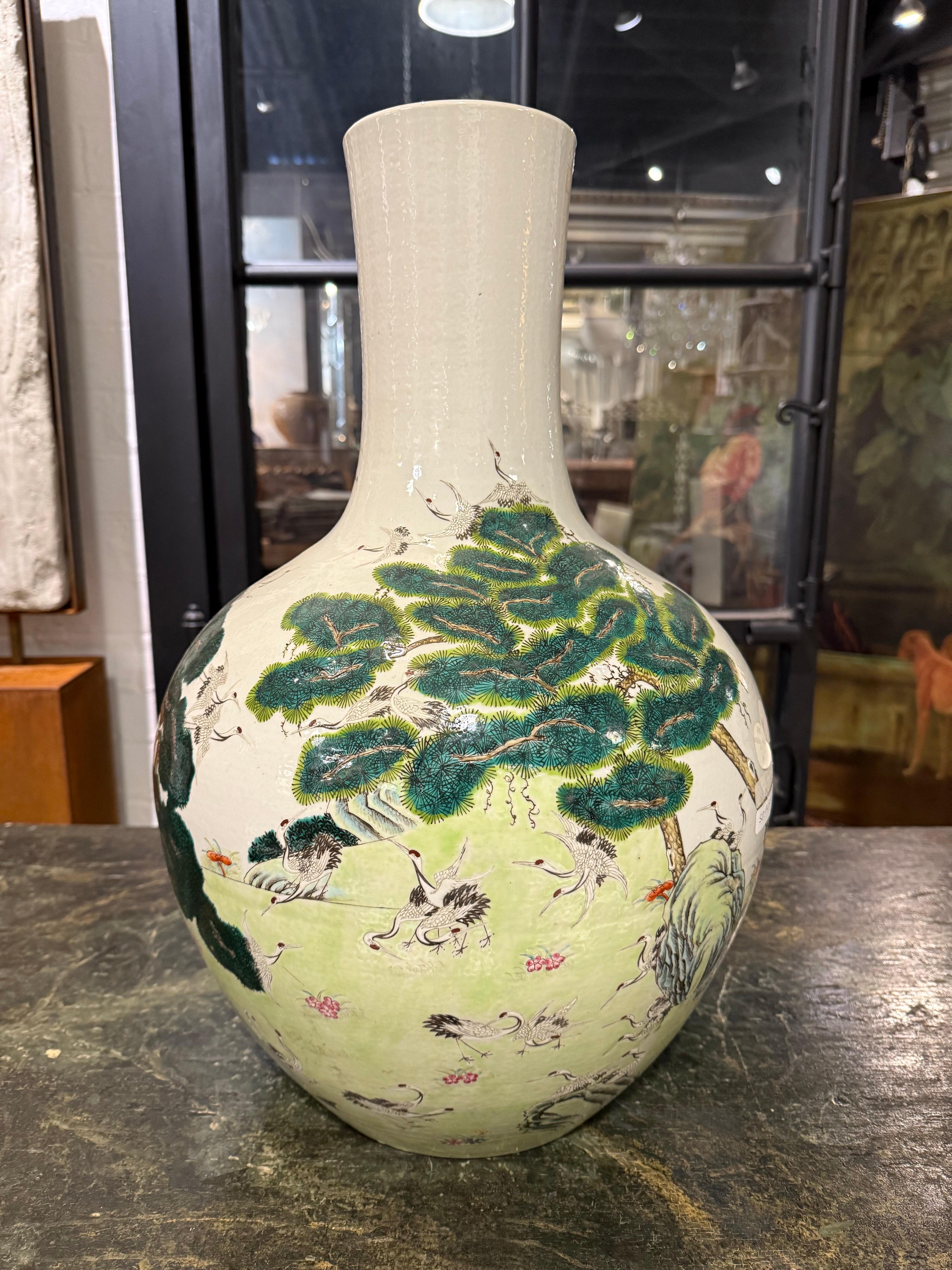 Qing Grande vaso cinese in ceramica Famille Rose con marchio, XIX secolo in vendita