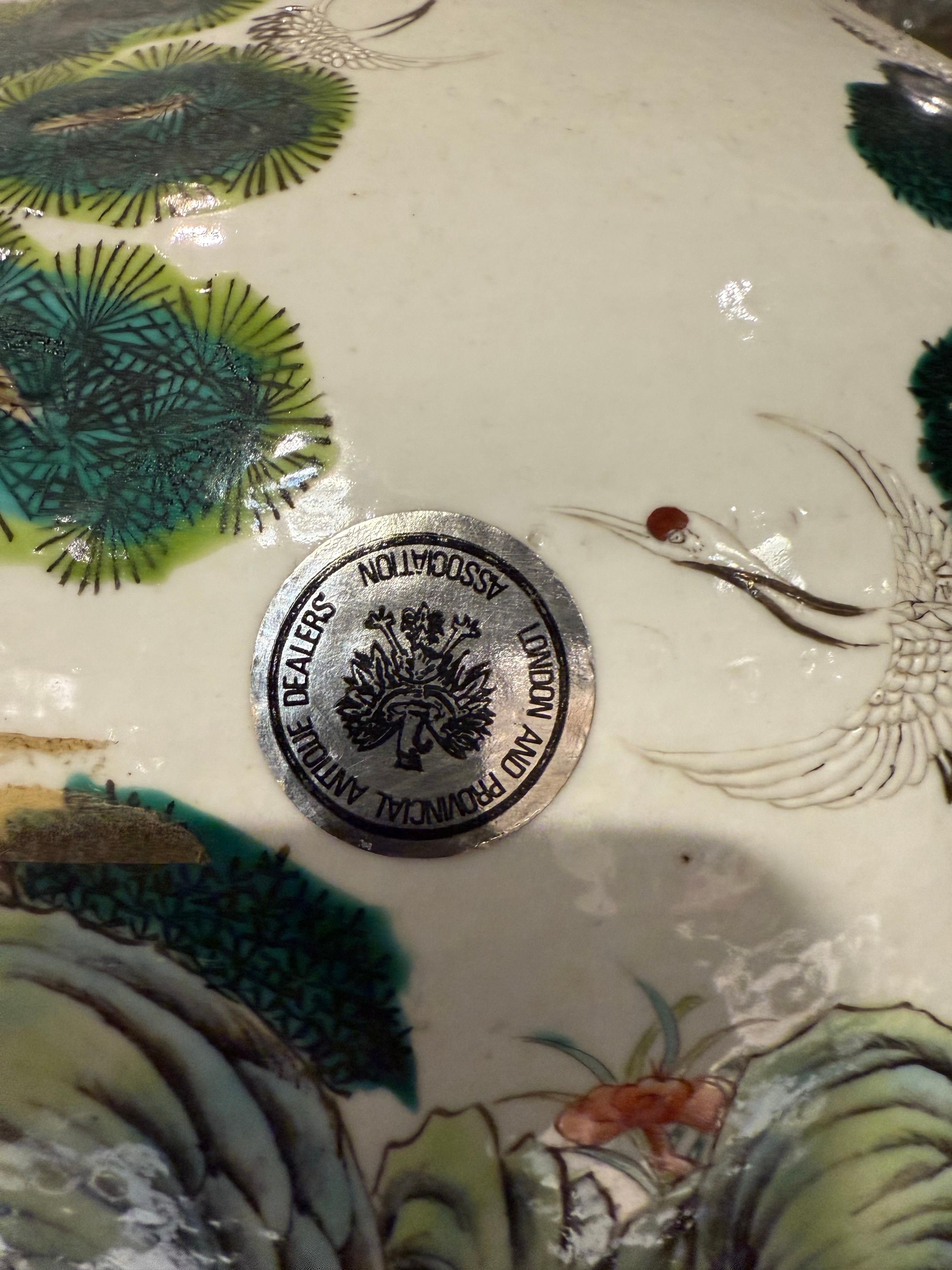 Fatto a mano Grande vaso cinese in ceramica Famille Rose con marchio, XIX secolo in vendita