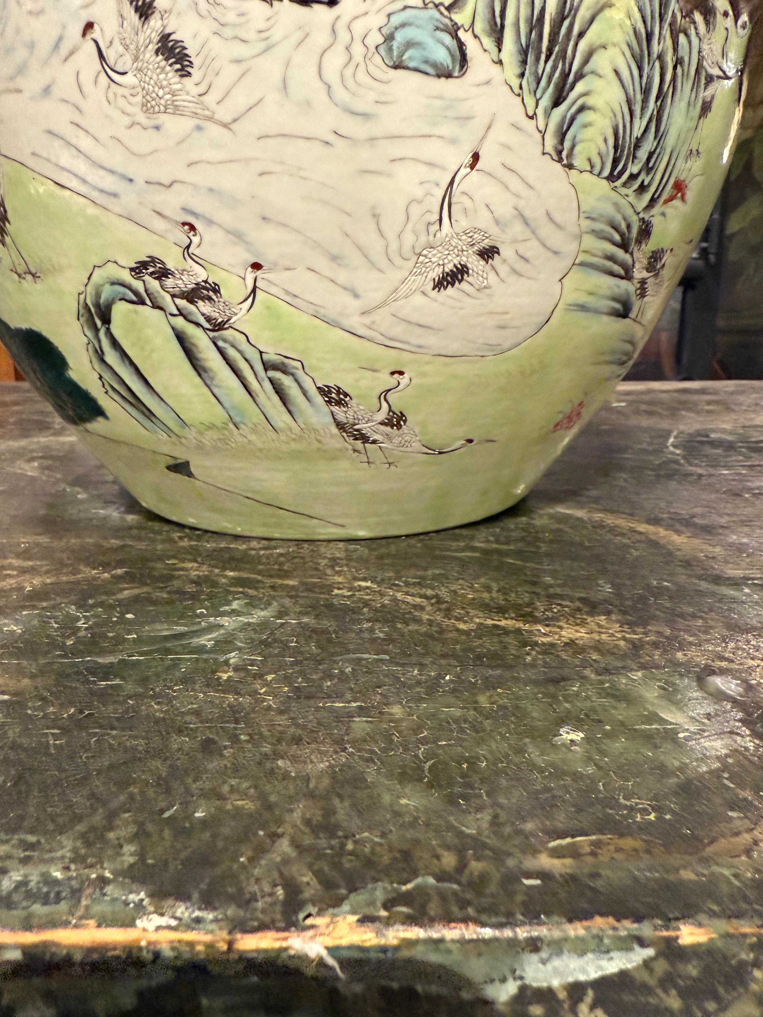 Ceramica Grande vaso cinese in ceramica Famille Rose con marchio, XIX secolo in vendita