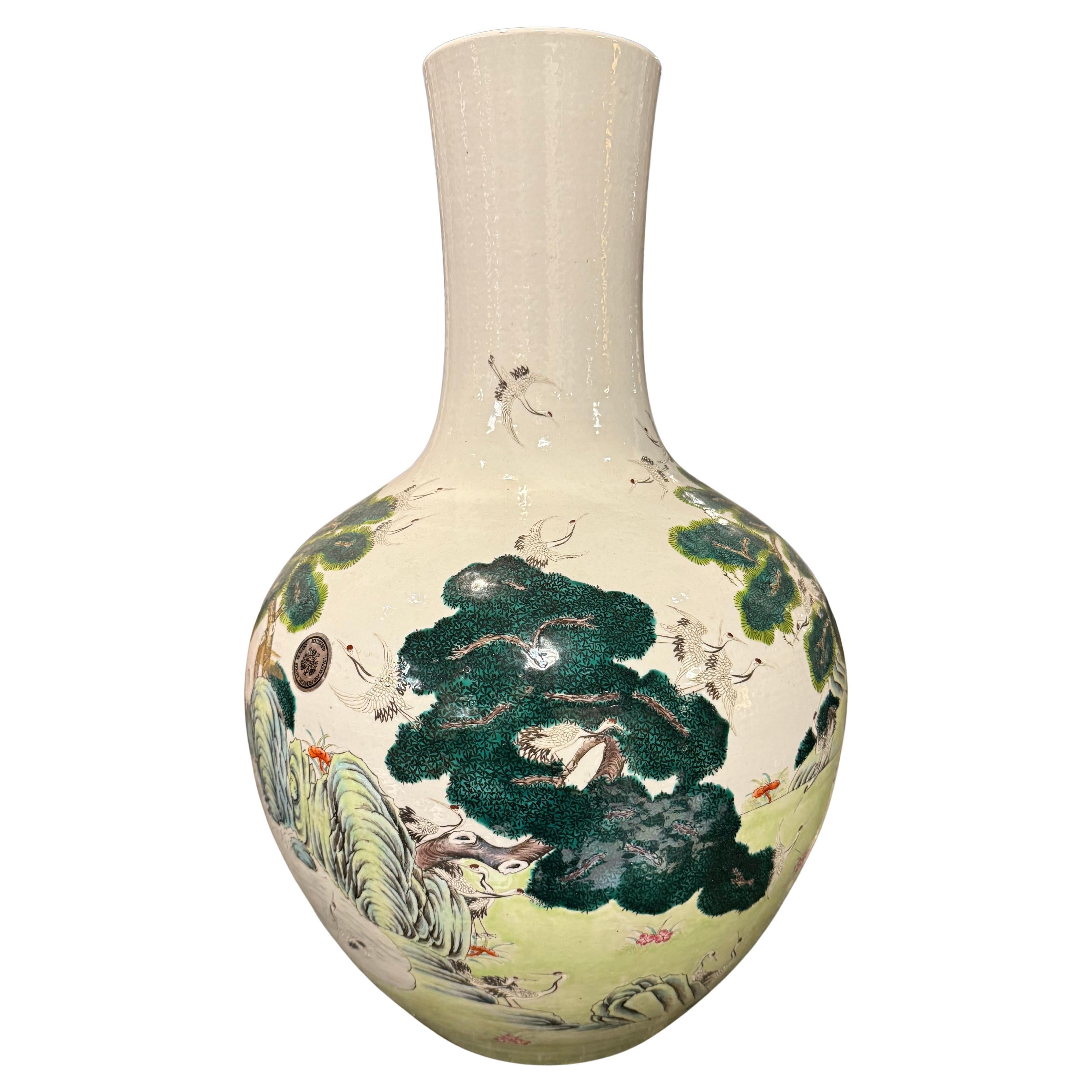 Grande vaso cinese in ceramica Famille Rose con marchio, XIX secolo in vendita
