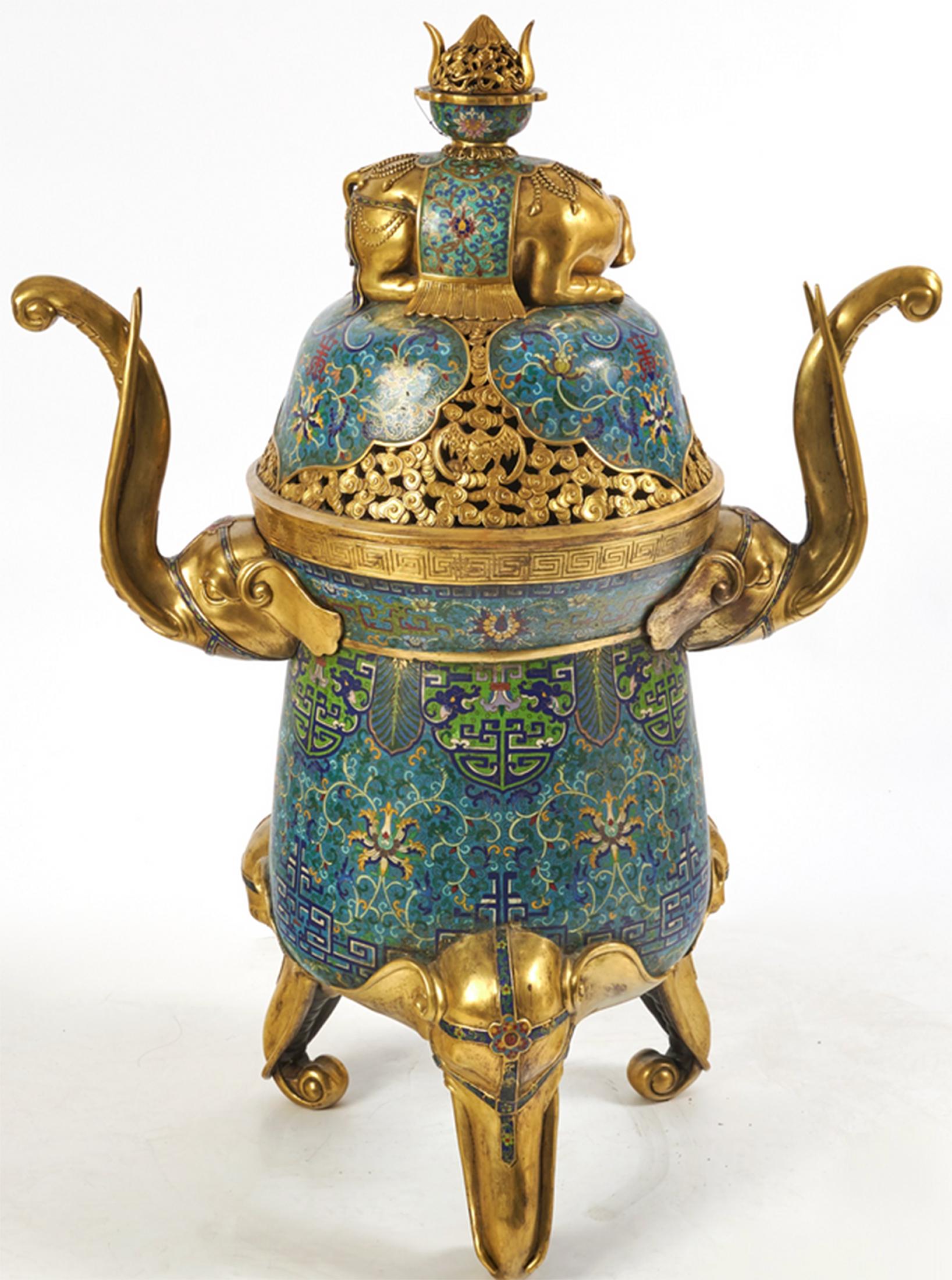 Grand encensoir en émail cloisonné chinois du 20e siècle 

Corps en forme de tonneau décoré de lotus enroulés et de motifs symétriques Huiwen sur un fond de cloisonne turquoise. Soutenu par trois pieds à tête d'éléphant montés en bronze doré et