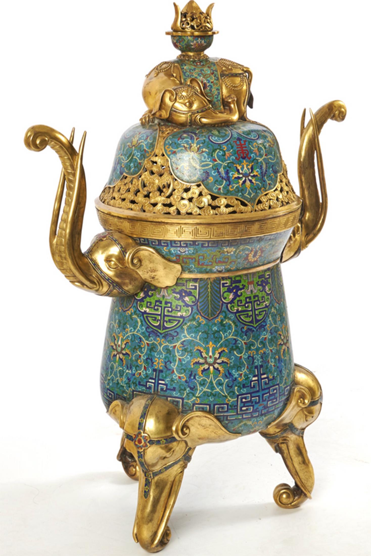 Chinois Grand encensoir chinois en émail cloisonné à motif d'éléphant en vente