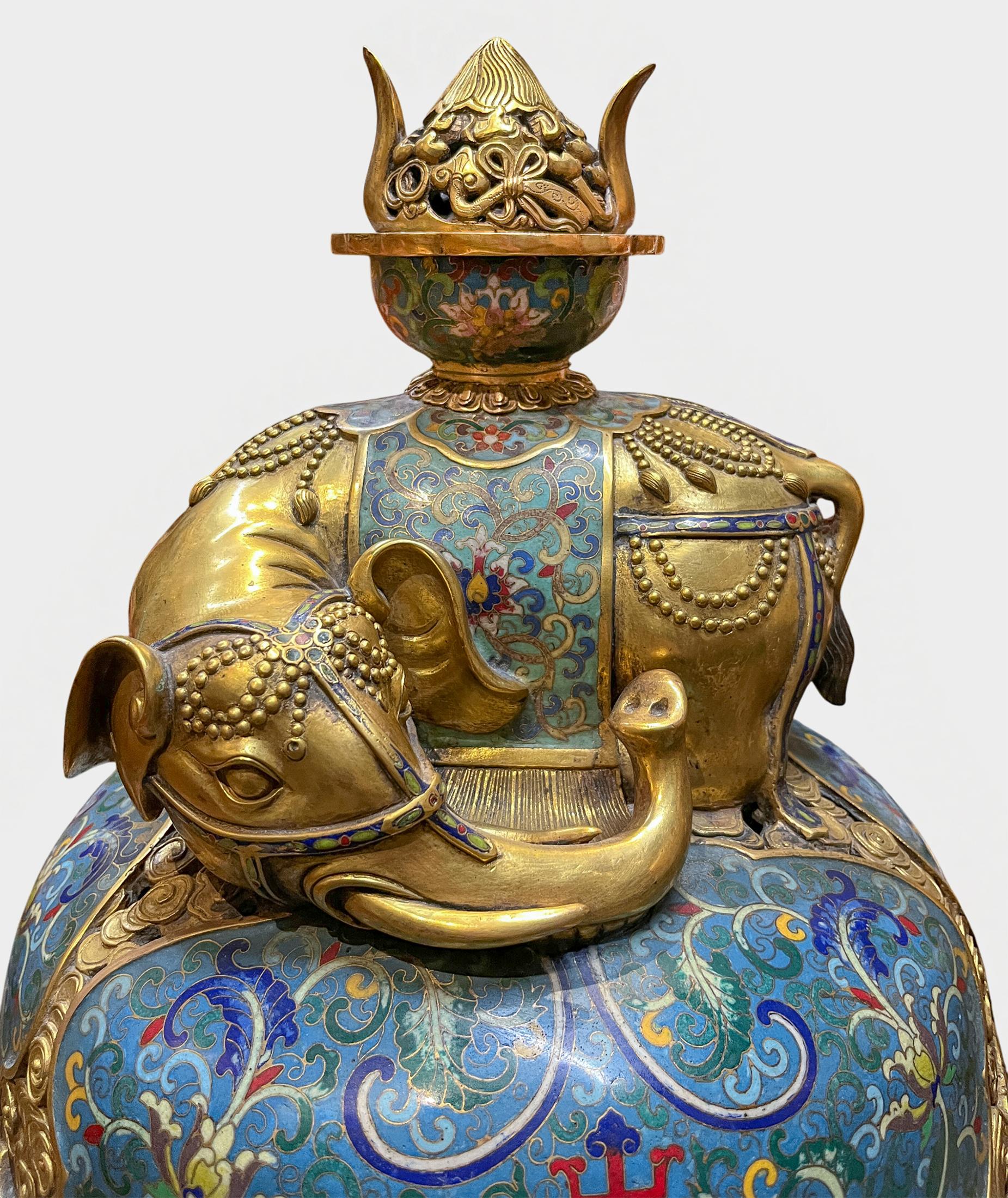 20ième siècle Grand encensoir chinois en émail cloisonné à motif d'éléphant en vente