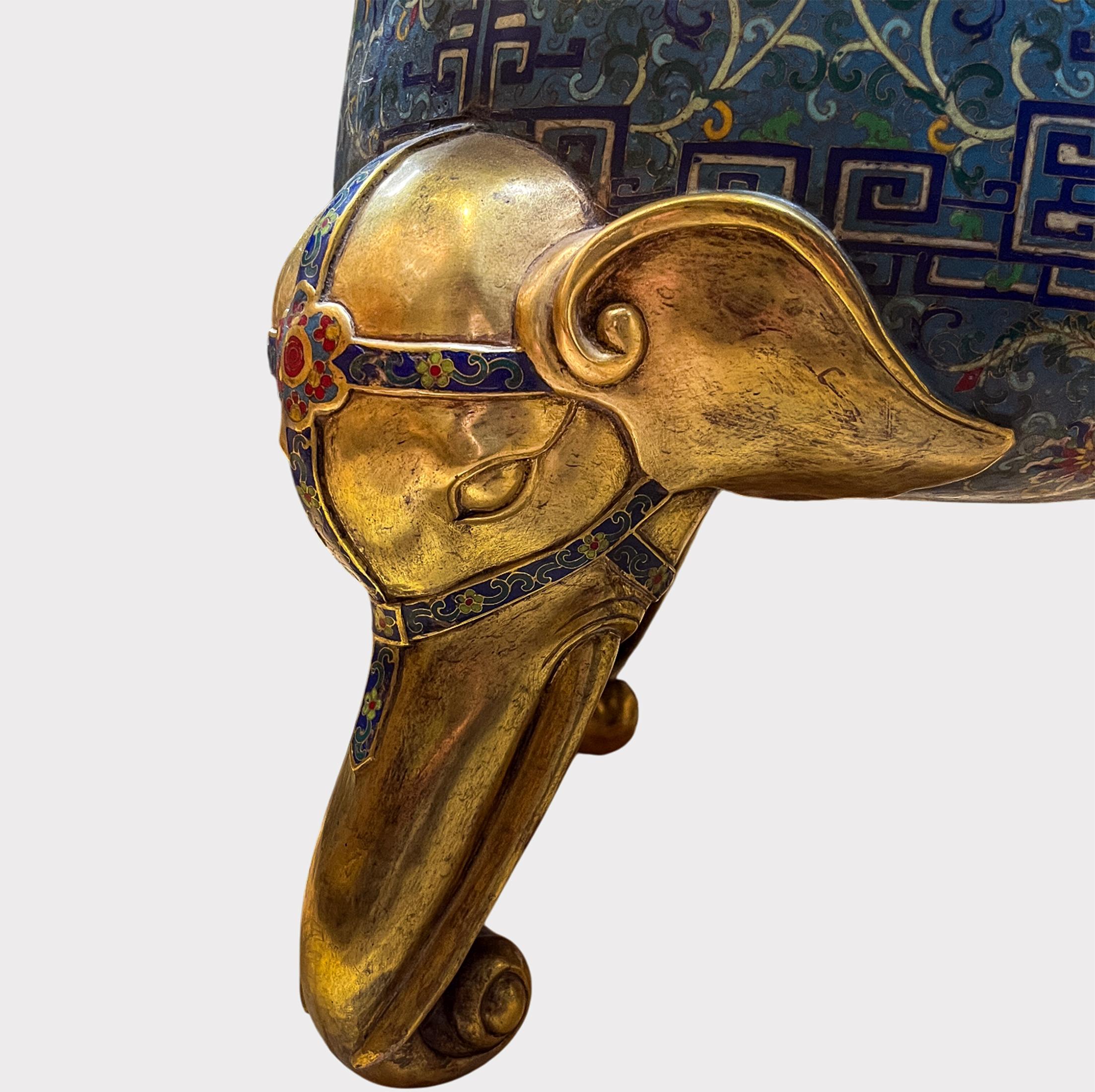 Grand encensoir chinois en émail cloisonné à motif d'éléphant en vente 1