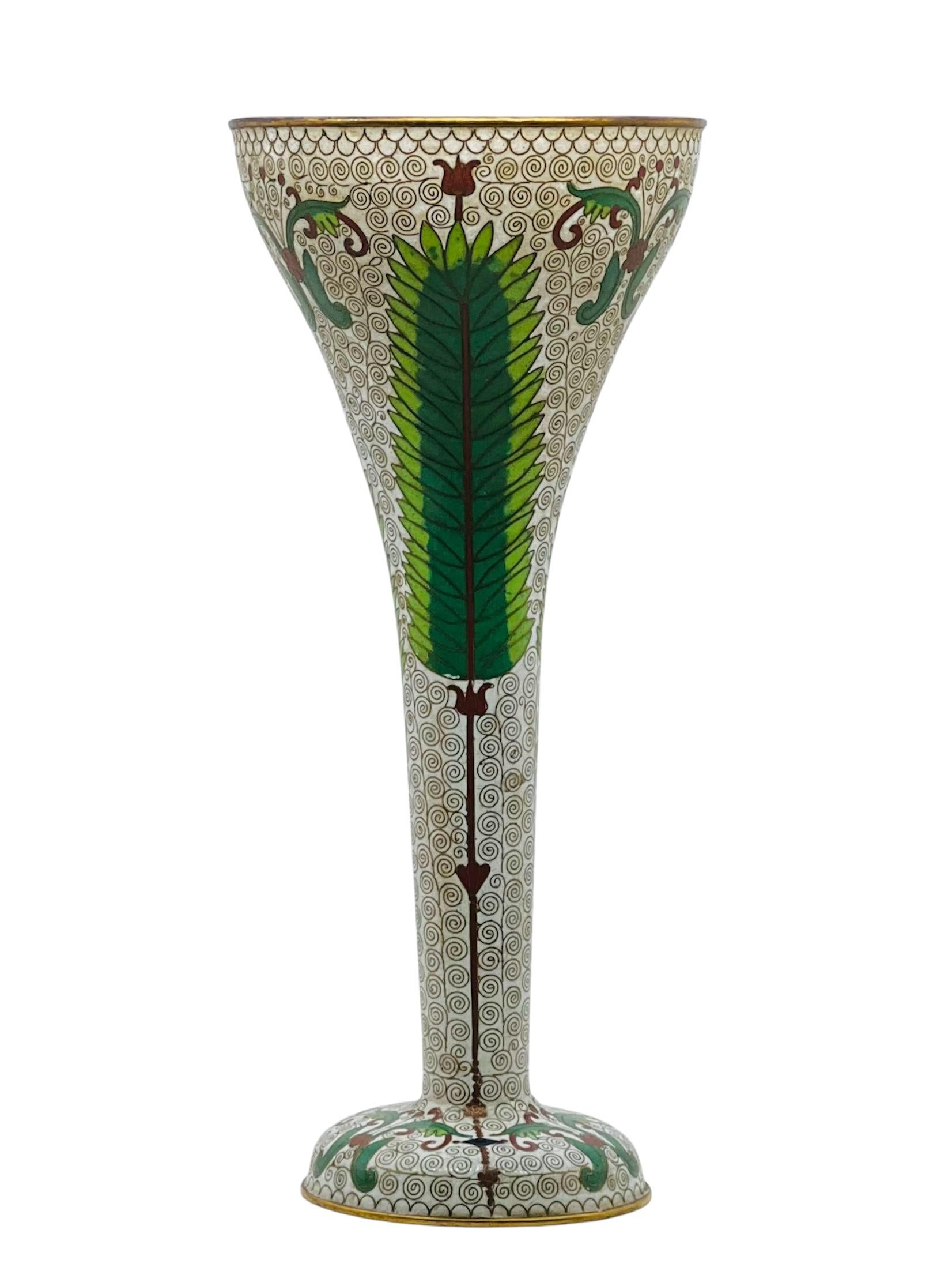 A Large Chinese Cloisonne Enamel Trumpet Vase. Republic period In Good Condition For Sale In London, GB