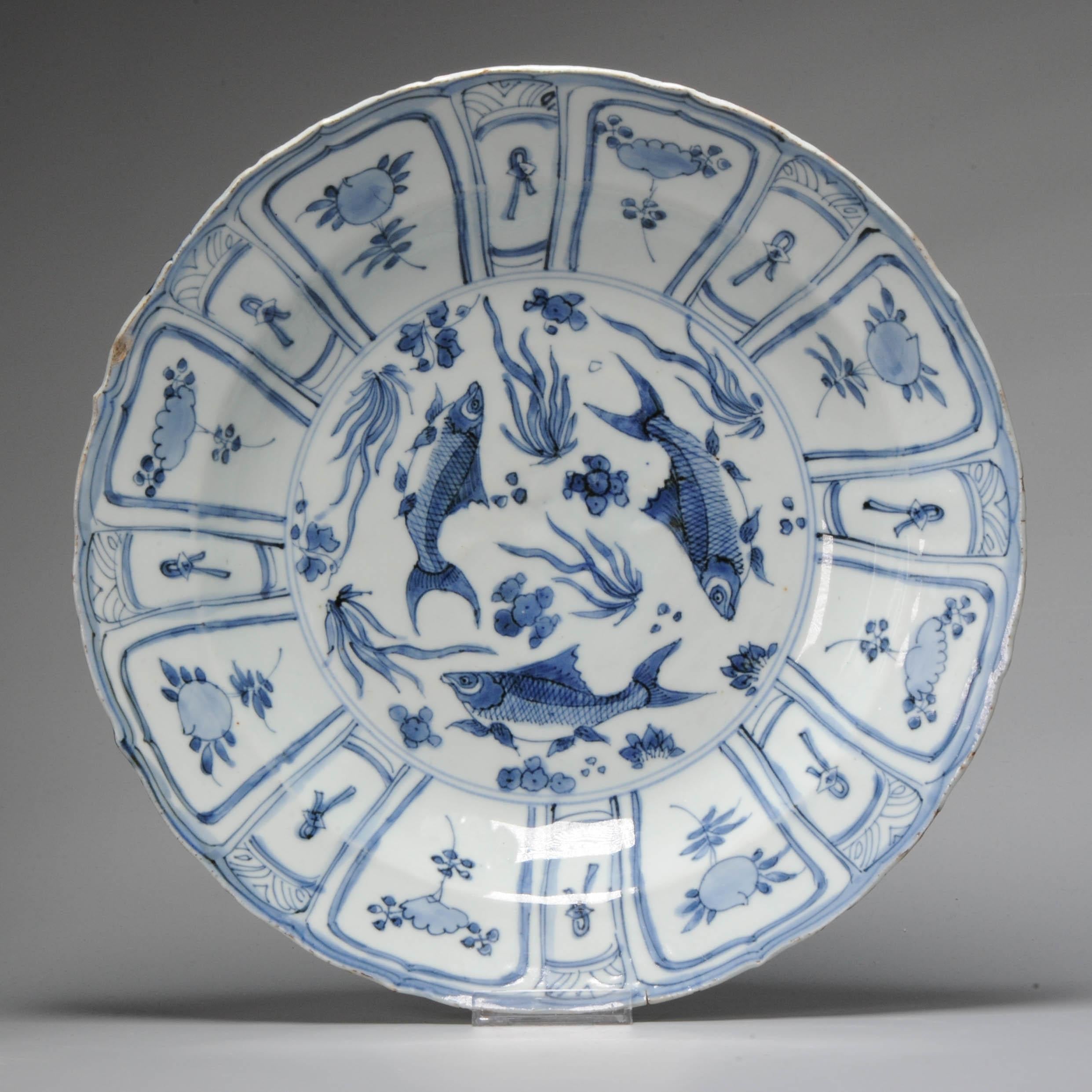 Large late Ming dynasty blue and white kraak ware export porcelain deep charger/dish. Wanli period. Decorated in the centre with three beautifully painted fishes/carps and water plants. The central design is encircled by a eight panel border on the