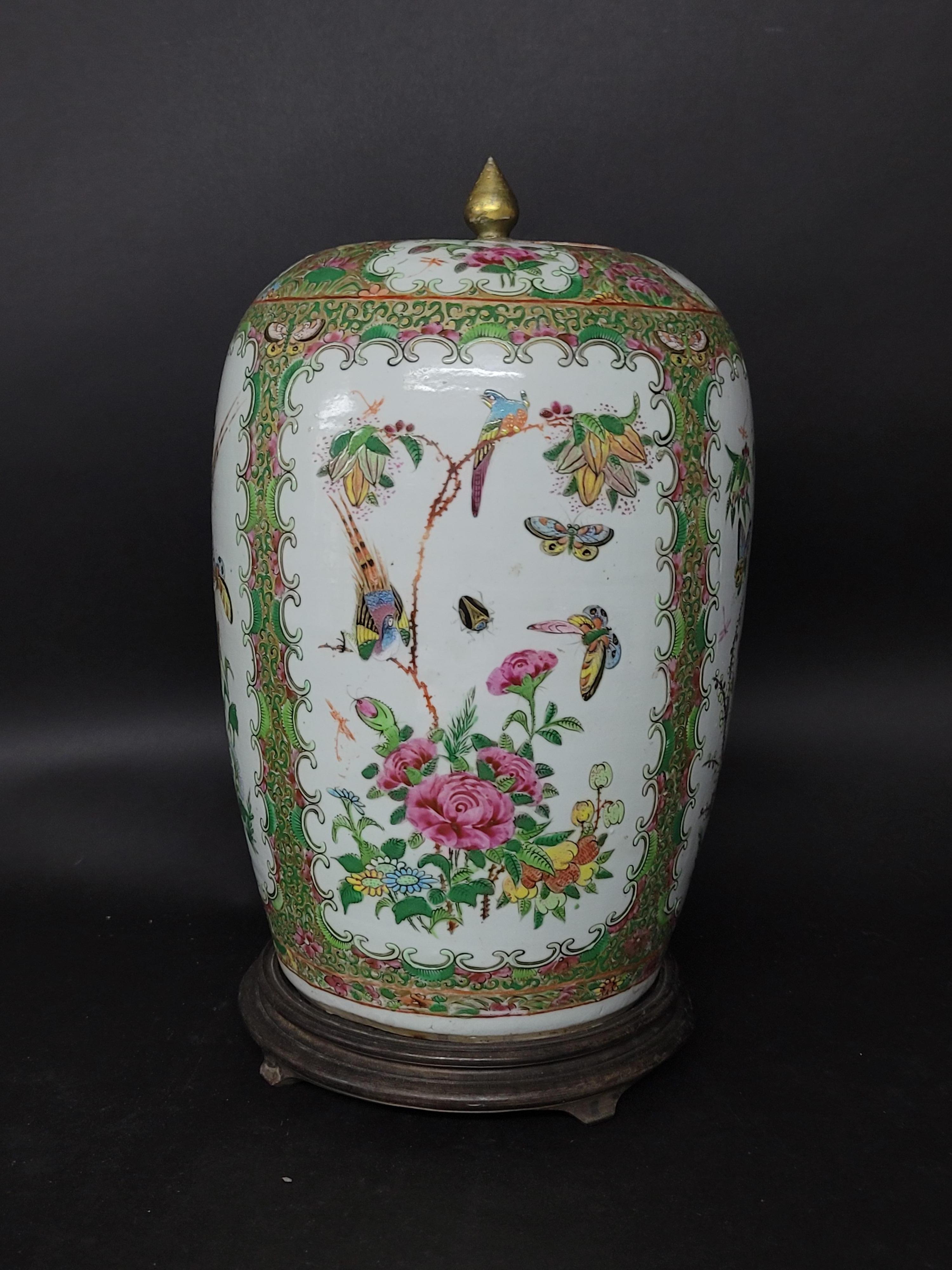 Gran jarra china de exportación con tapa Rose Famille y base de madera Otro en venta