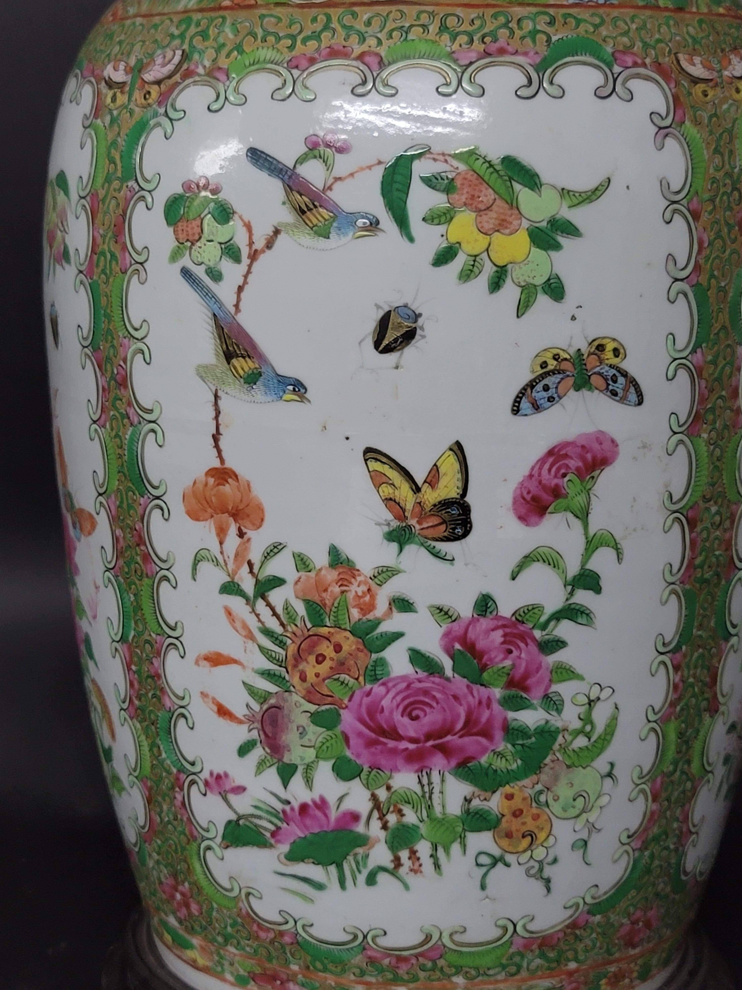 Großes chinesisches Export-Rosen-Familie-Deckelglas mit Holzsockel (Porzellan) im Angebot