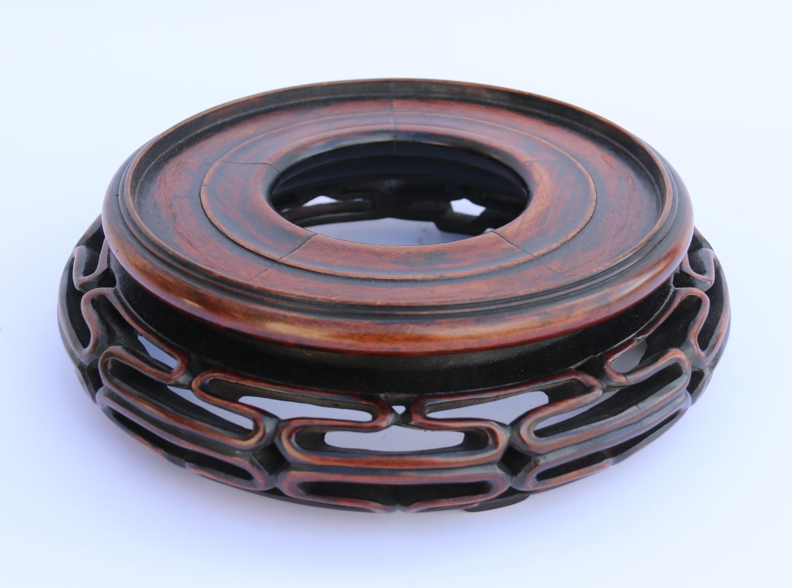Un grand vase chinois en porcelaine de la famille noire et son stand d'origine en bois dur. en vente 2
