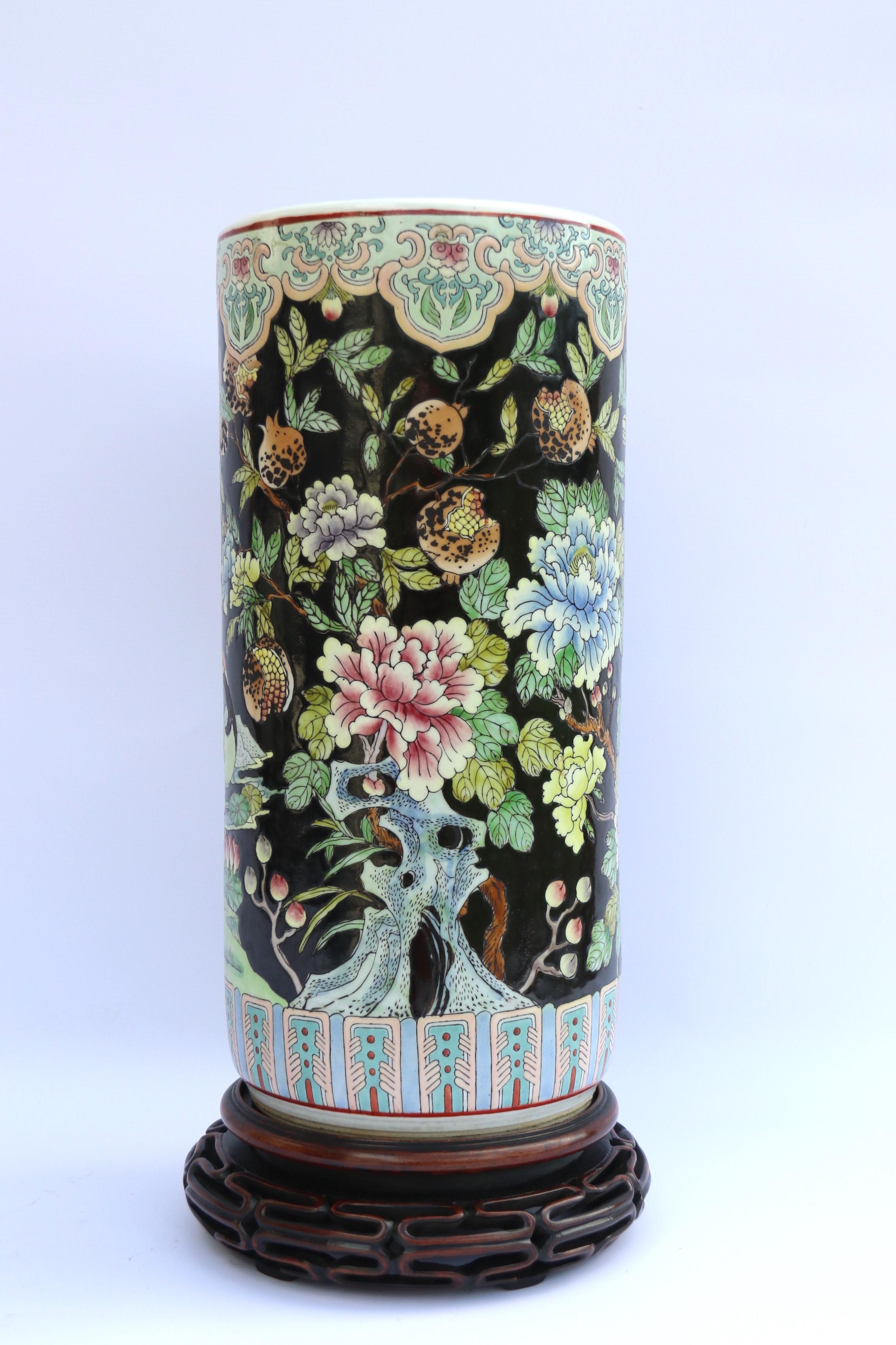 Peint à la main Un grand vase chinois en porcelaine de la famille noire et son stand d'origine en bois dur. en vente