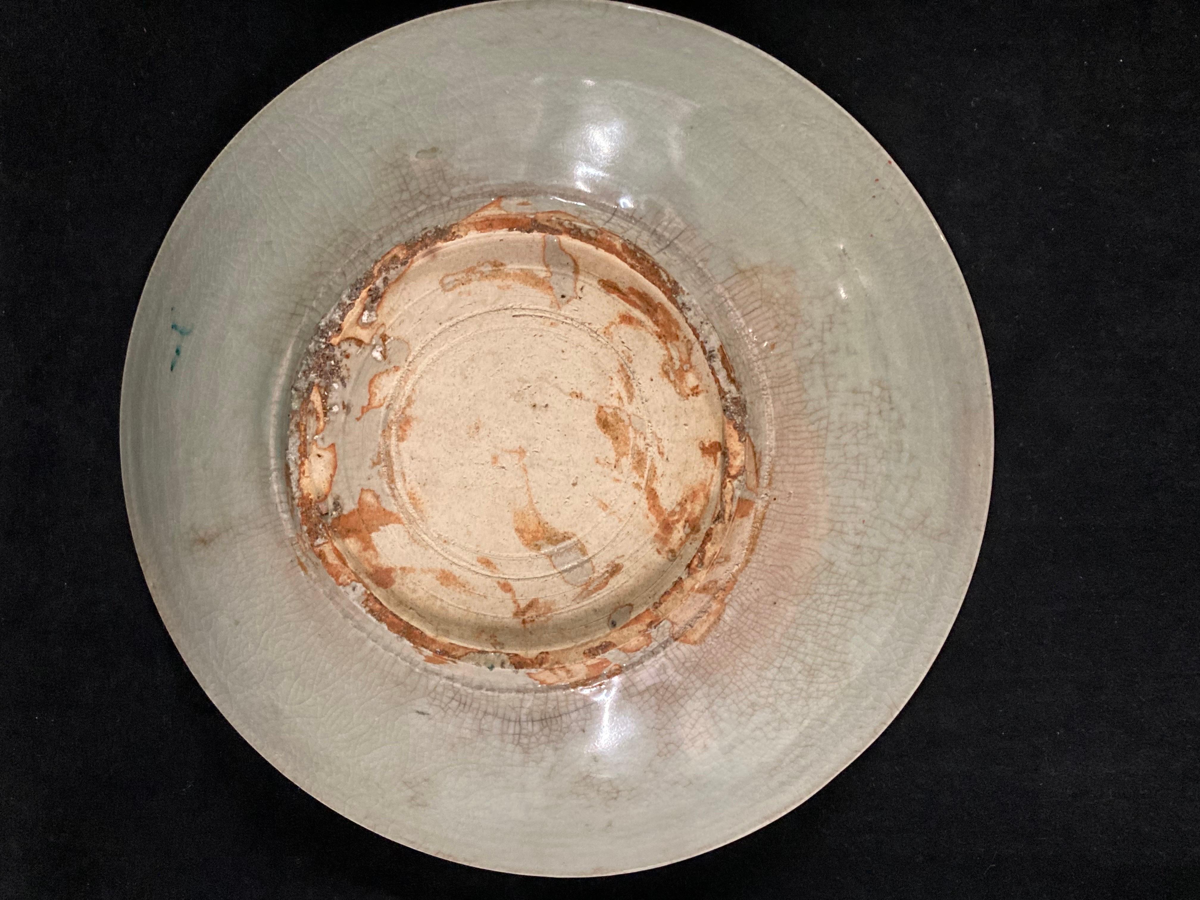 A Large Chinese Ming Dynasty Polychrome Porcelain Dish, circa 1620 For Sale 1