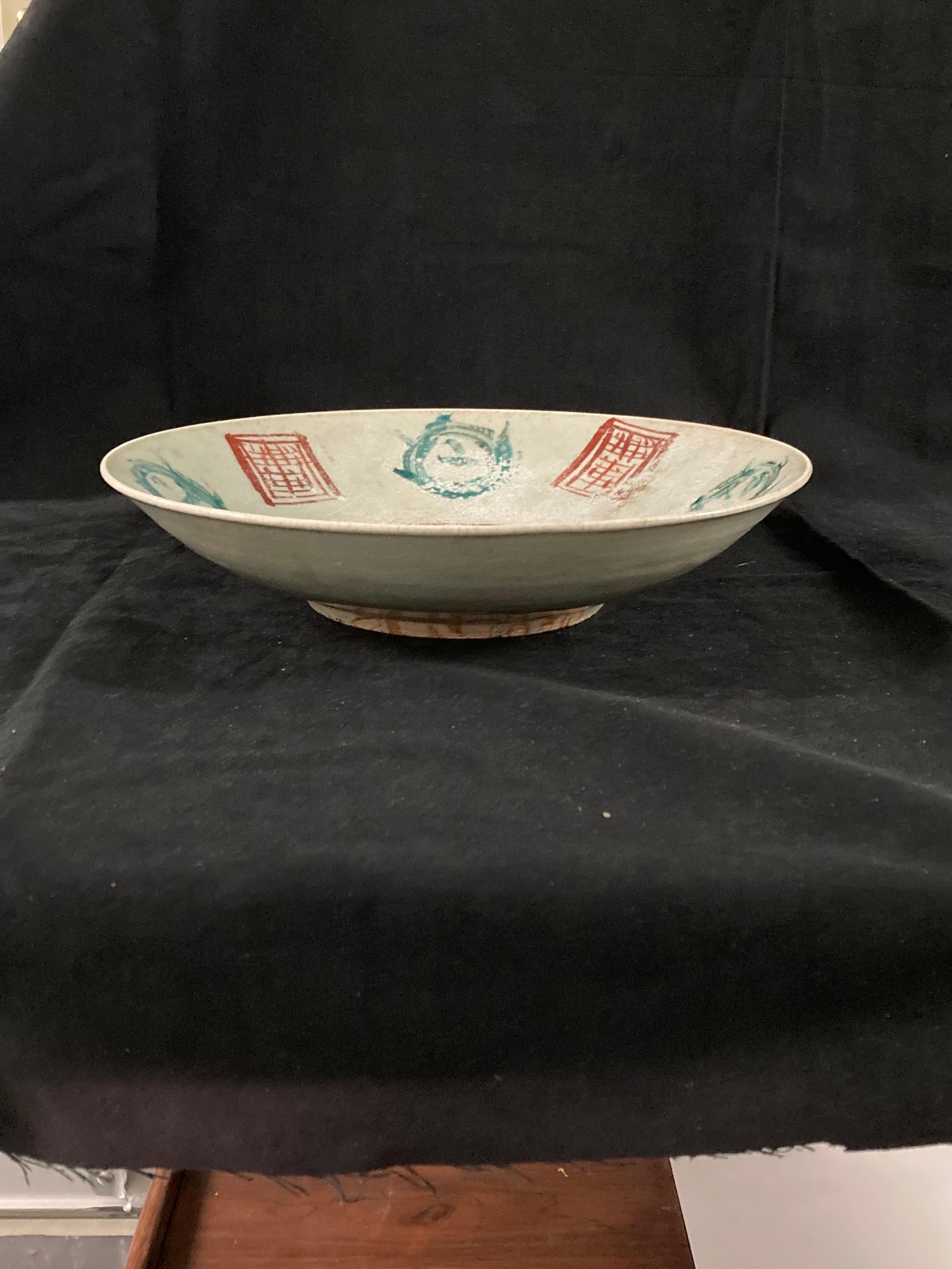 A Large Chinese Ming Dynasty Polychrome Porcelain Dish, circa 1620 For Sale 2