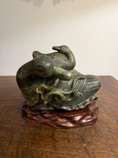 Eine große chinesische Speckstein-Entenschnitzerei in Muesum-Qualität, Qing-Dynastie