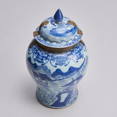Grande vaso da tempio cinese in porcellana blu e bianca con coperchio (XVIII secolo)