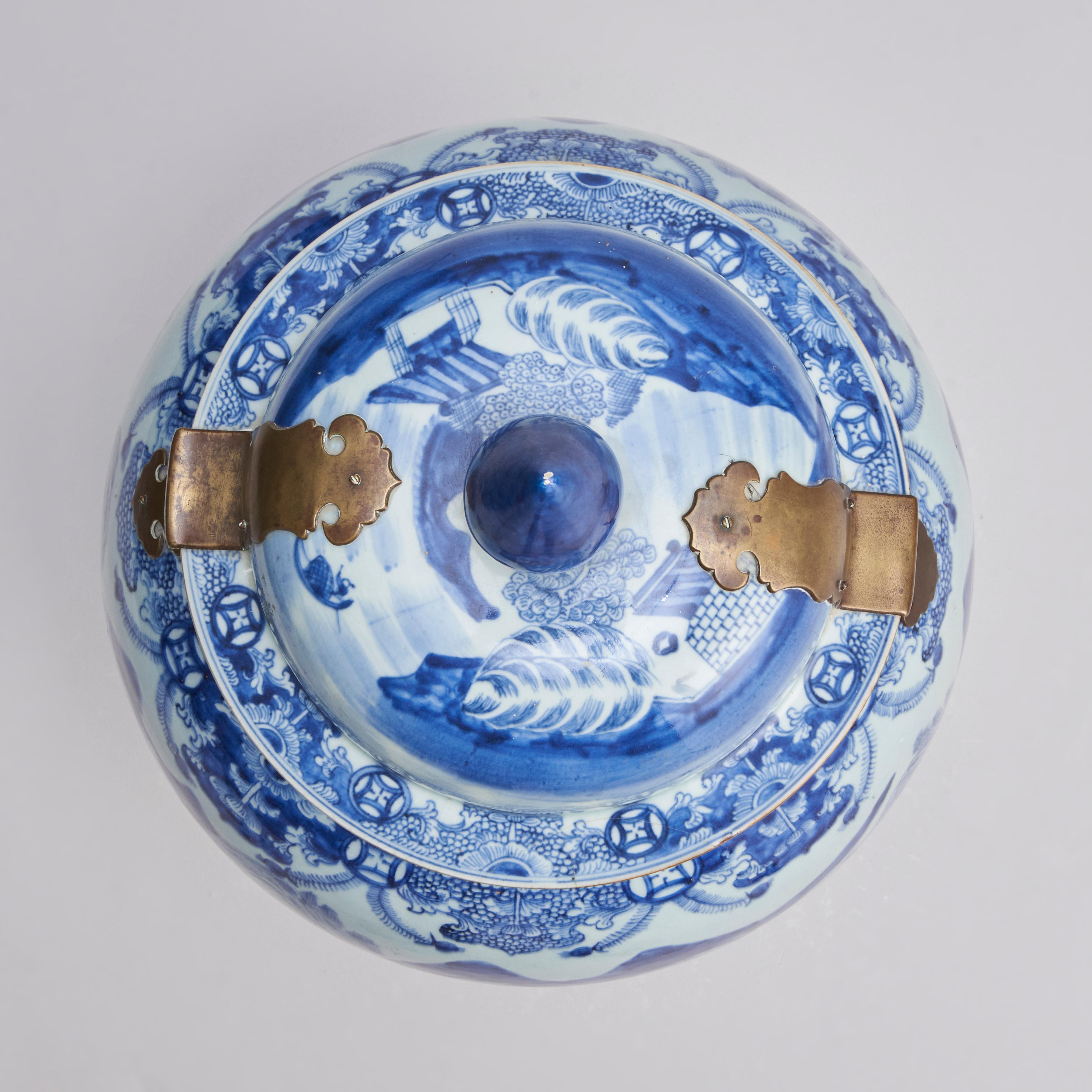 A large, Chinese porcelain Blue and White Temple jar and cover (18th Century) In Fair Condition For Sale In London, GB