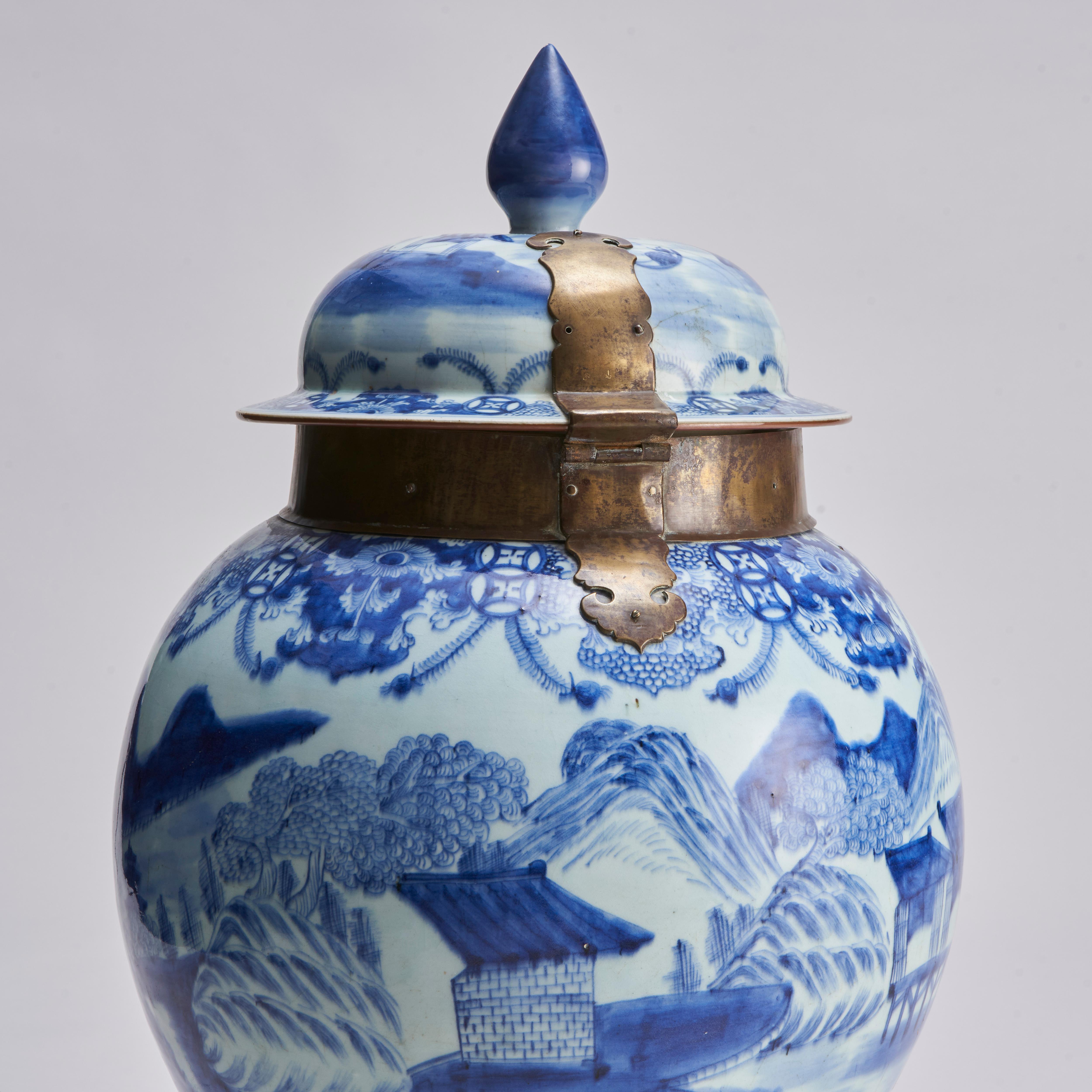 A large, Chinese porcelain Blue and White Temple jar and cover (18th Century) For Sale 2