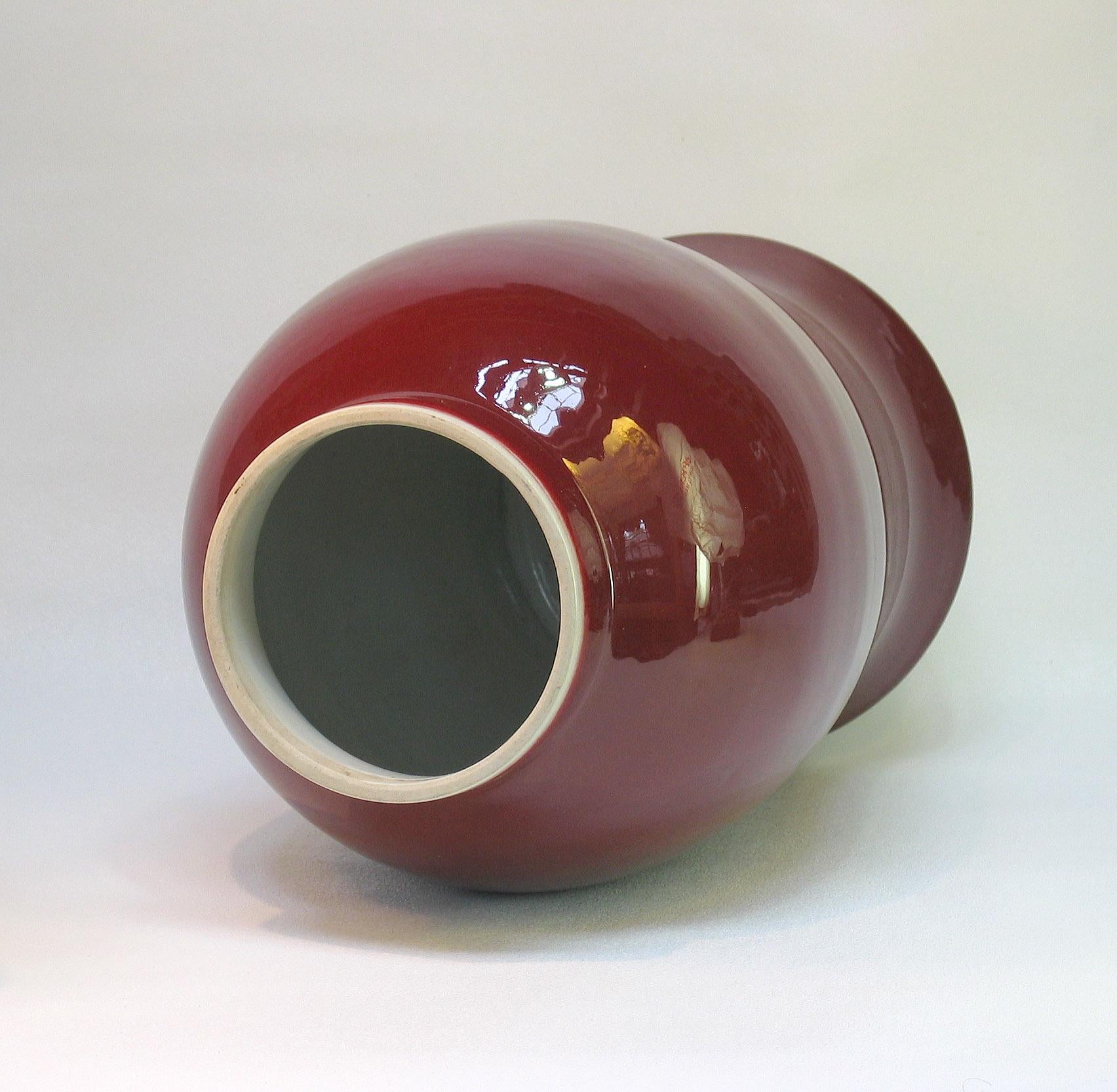 Large Chinese Porcelain Oxblood Sang-de-Boeuf Glazed Meiping Covered Jar In Good Condition In Ottawa, Ontario