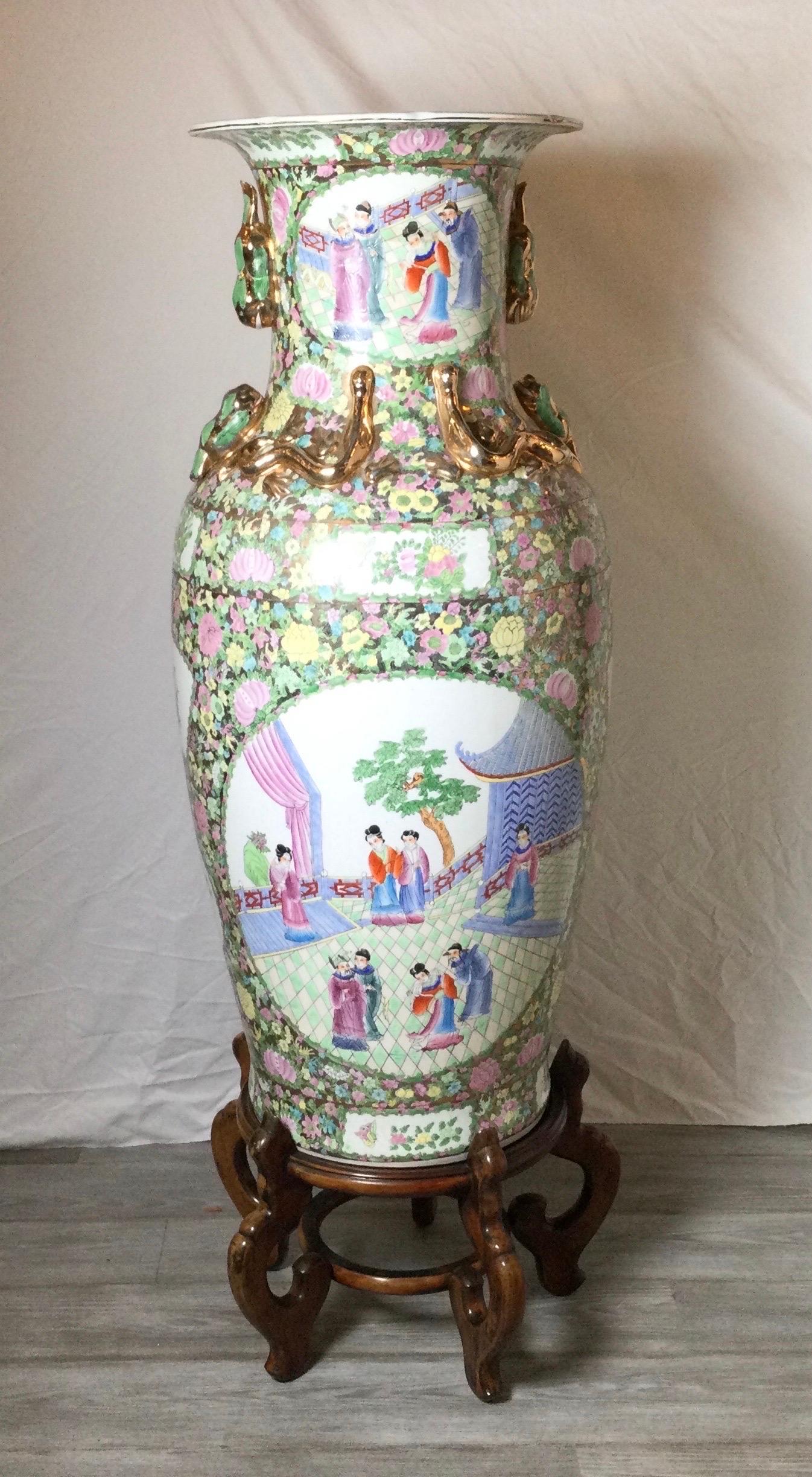 Large Chinese Porcelain Place Vase In Excellent Condition In Lambertville, NJ