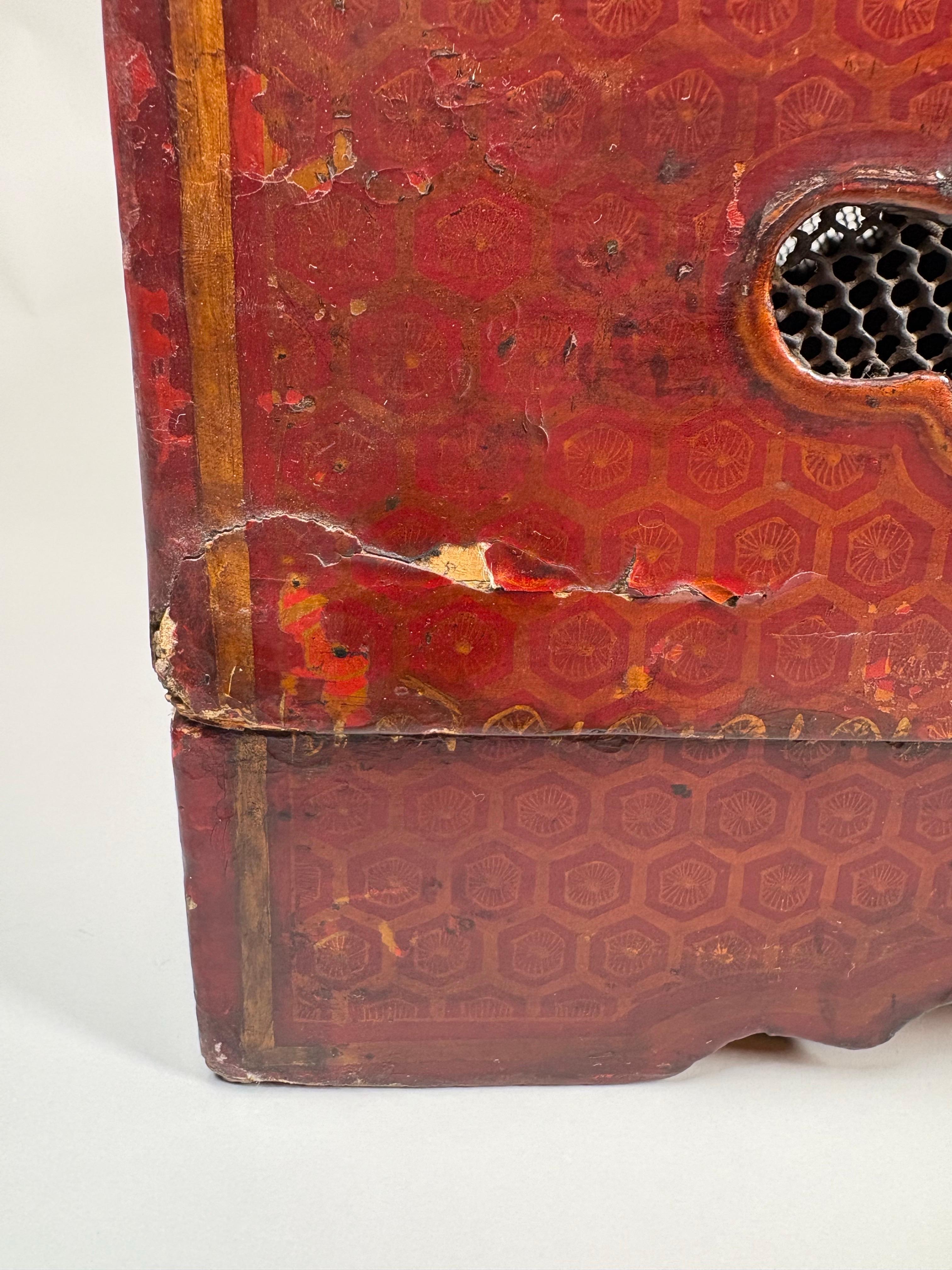 A Large Chinese Qing Dynasty gilt-decorated red lacquer box and cover im Angebot 3