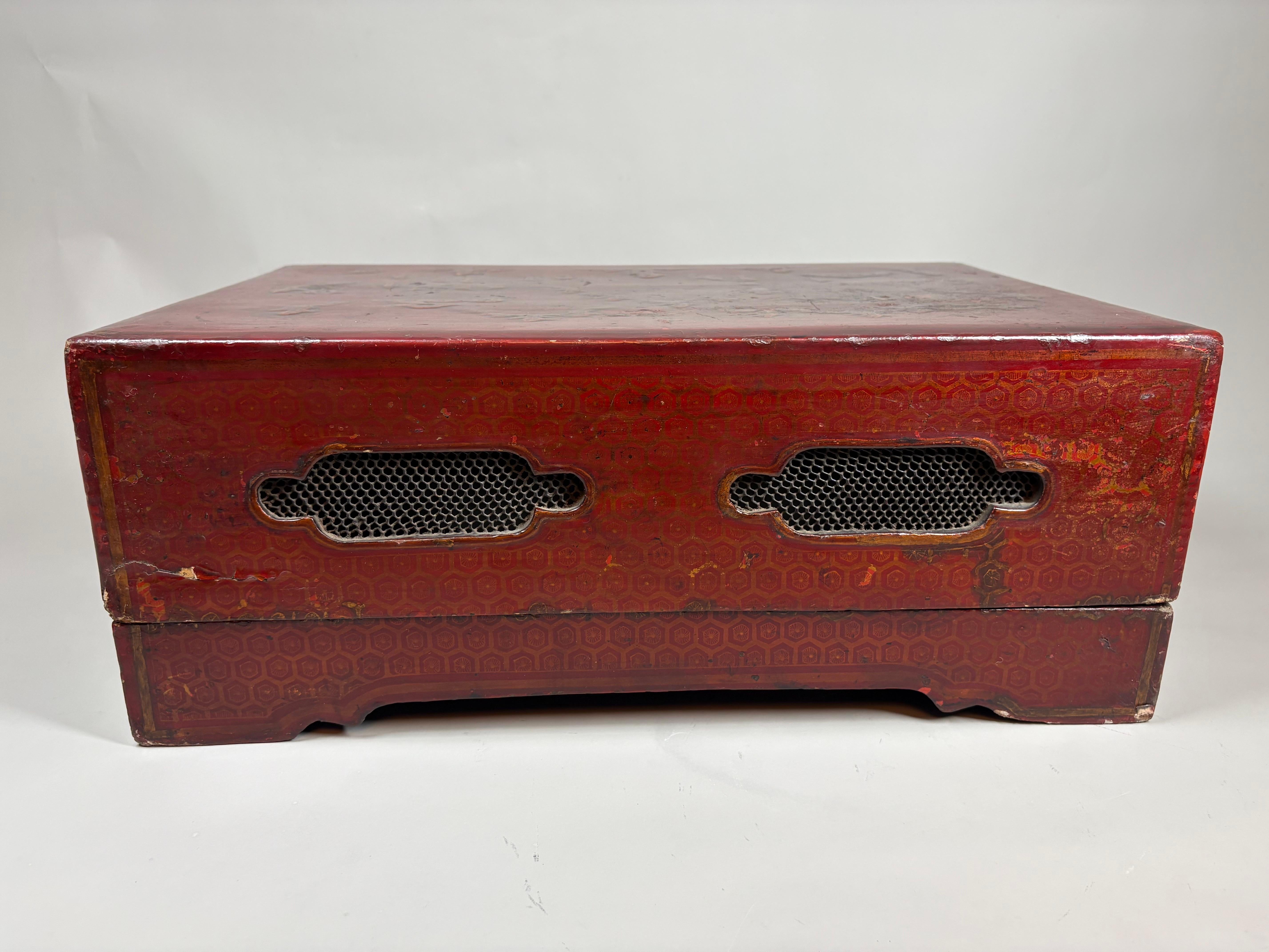 A Large Chinese Qing Dynasty gilt-decorated red lacquer box and cover im Angebot 4