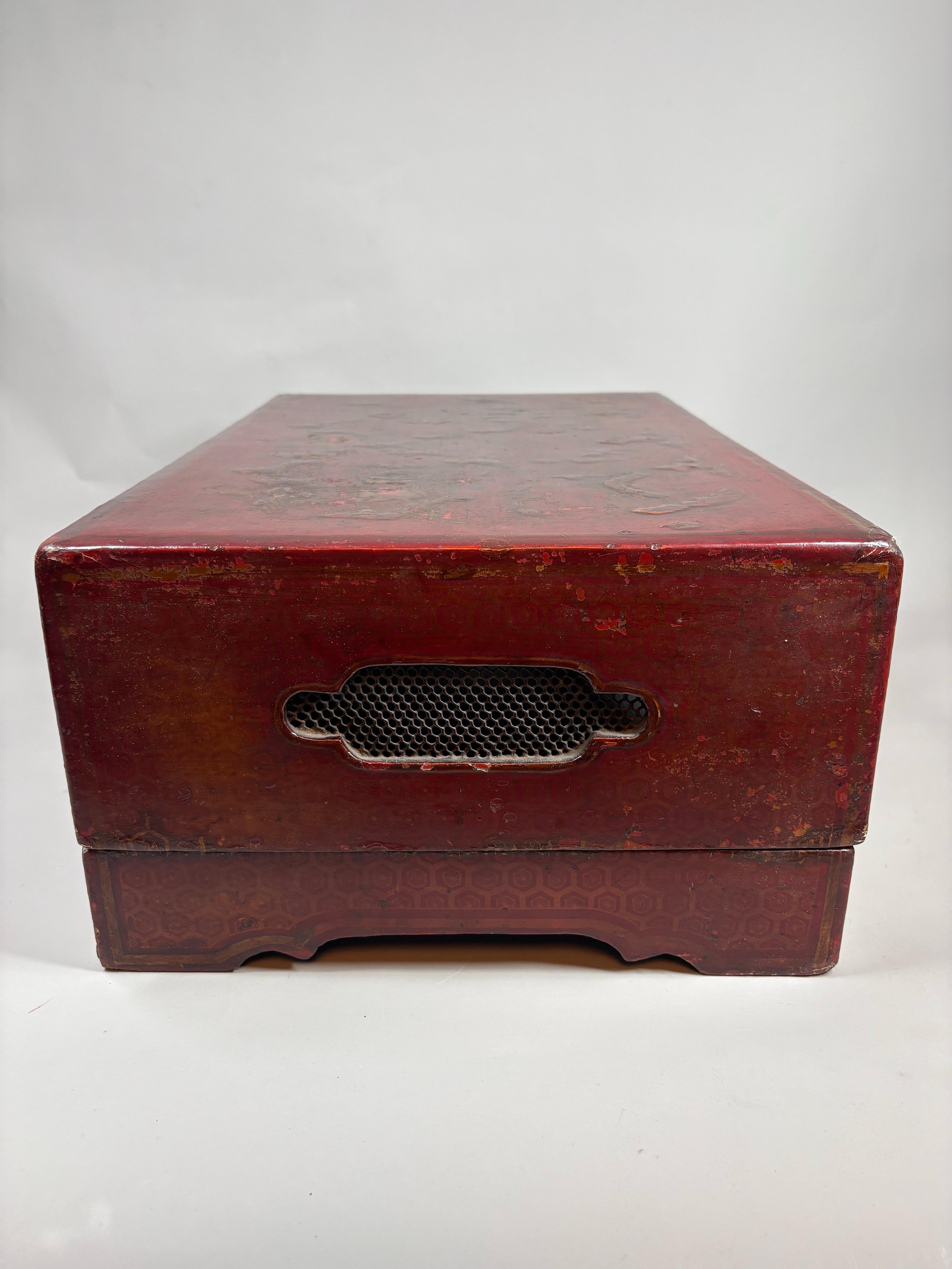 A Large Chinese Qing Dynasty gilt-decorated red lacquer box and cover im Angebot 5