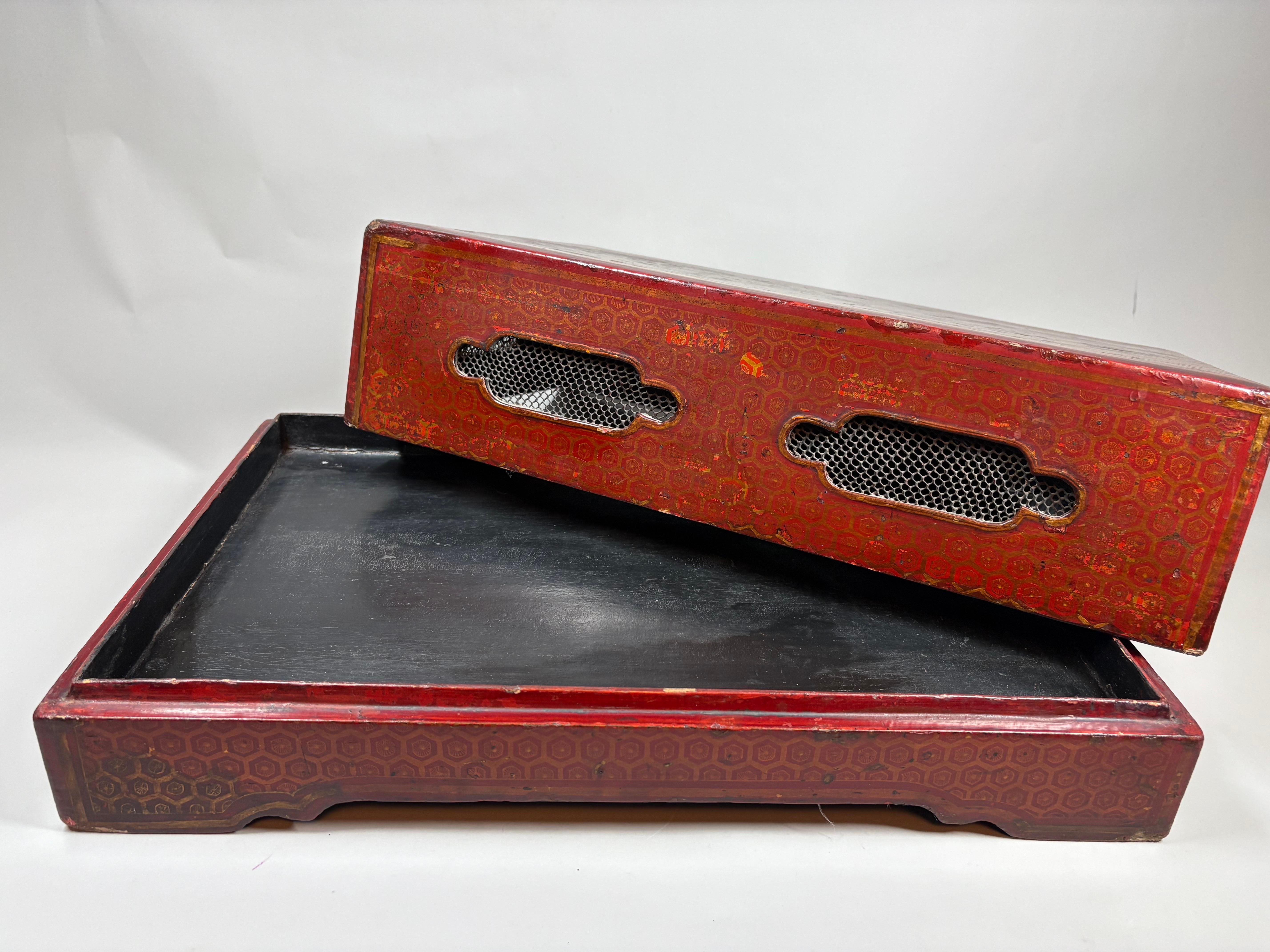 A Large Chinese Qing Dynasty gilt-decorated red lacquer box and cover im Angebot 6